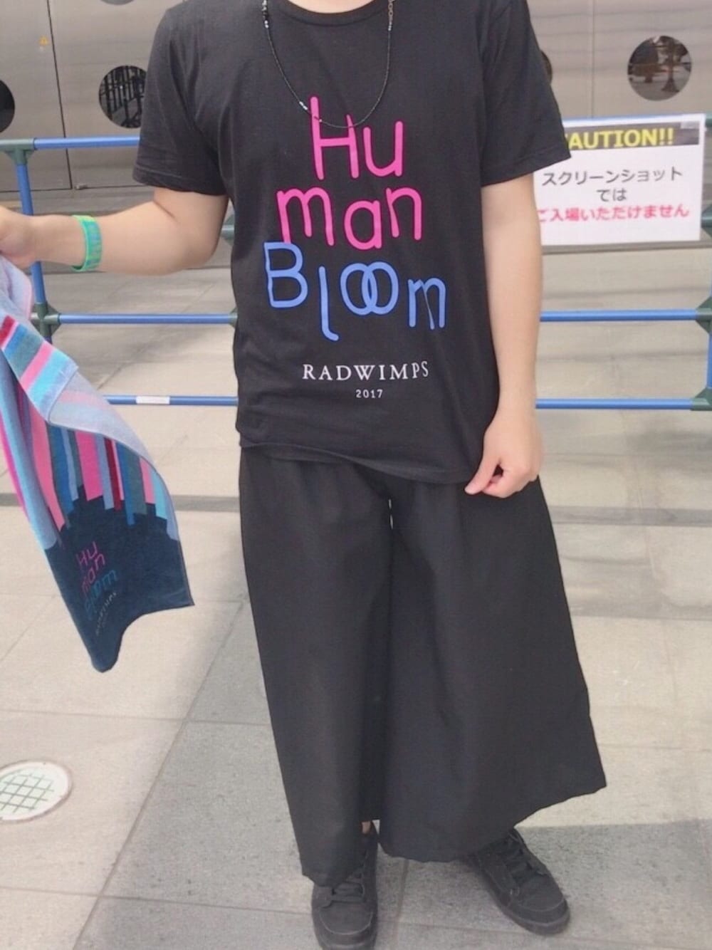 ブラック系のTシャツ/カットソー、ブラック系のその他パンツ、ブラック系のスニーカーを着用したメンズの春コーディネートの1枚目の写真