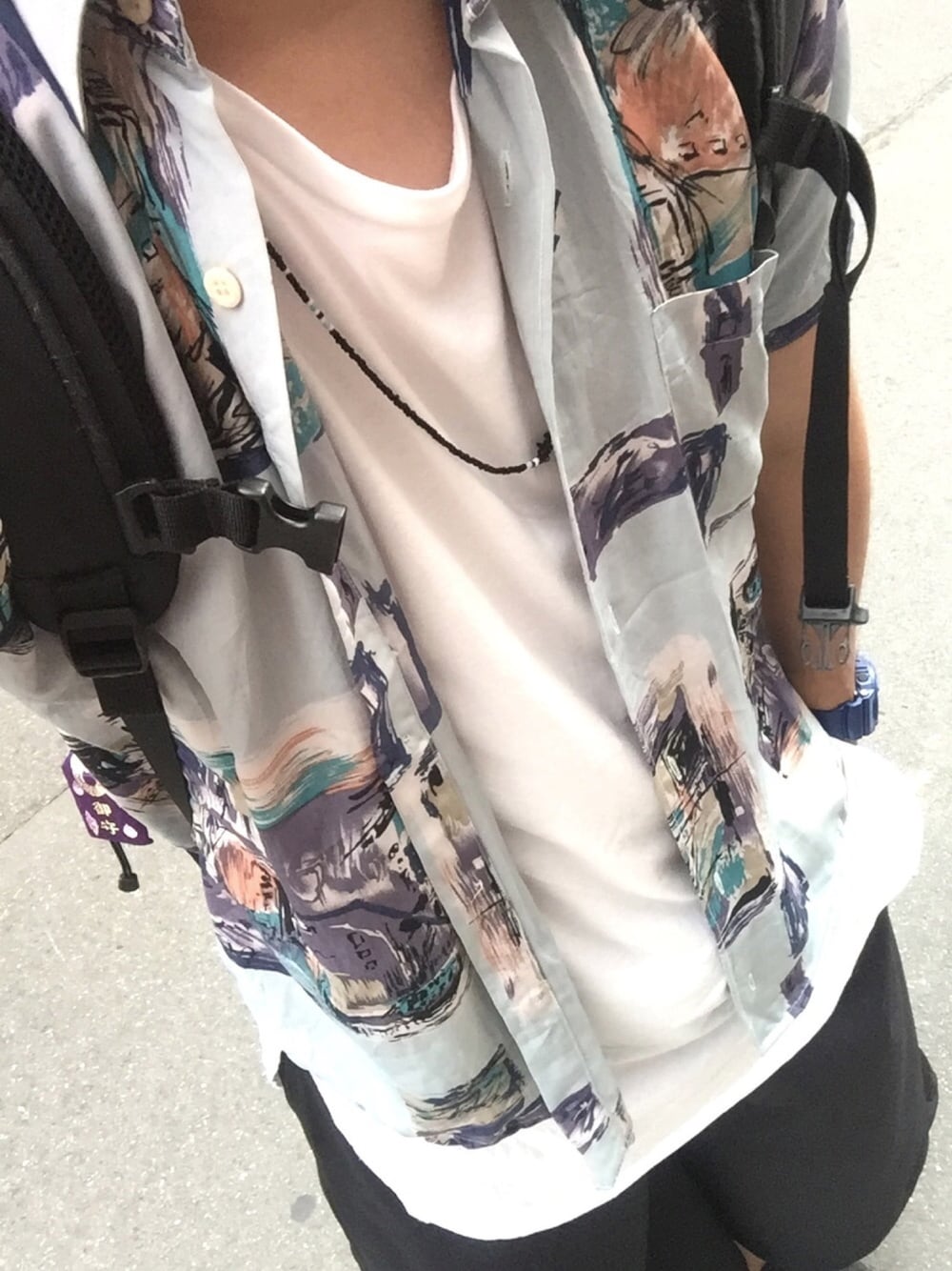 グレー系のシャツ/ブラウス、ホワイト系のTシャツ/カットソー、ブラック系のその他パンツを着用したメンズの春コーディネートの1枚目の写真