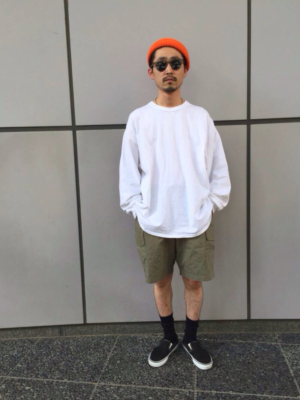 ホワイト系のTシャツ/カットソー、グリーン系のカーゴパンツを着用したメンズの夏コーディネートの1枚目の写真