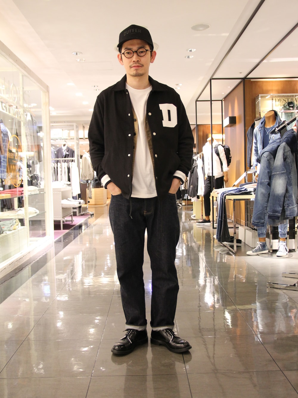 「スウェット、デニム、キャップ、黒、コーチジャケット、春物、DUFFER、ダファー」｜「The DUFFER of ST.GEORGEのSWEAT COACH JACKET：30/10裏毛 スウェットコーチジャケット ライトアウター（スウェット、ブラック系）」を使った、エノ＿エノモトさん（メンズ・175cm）の春コーディネートの1枚目の写真