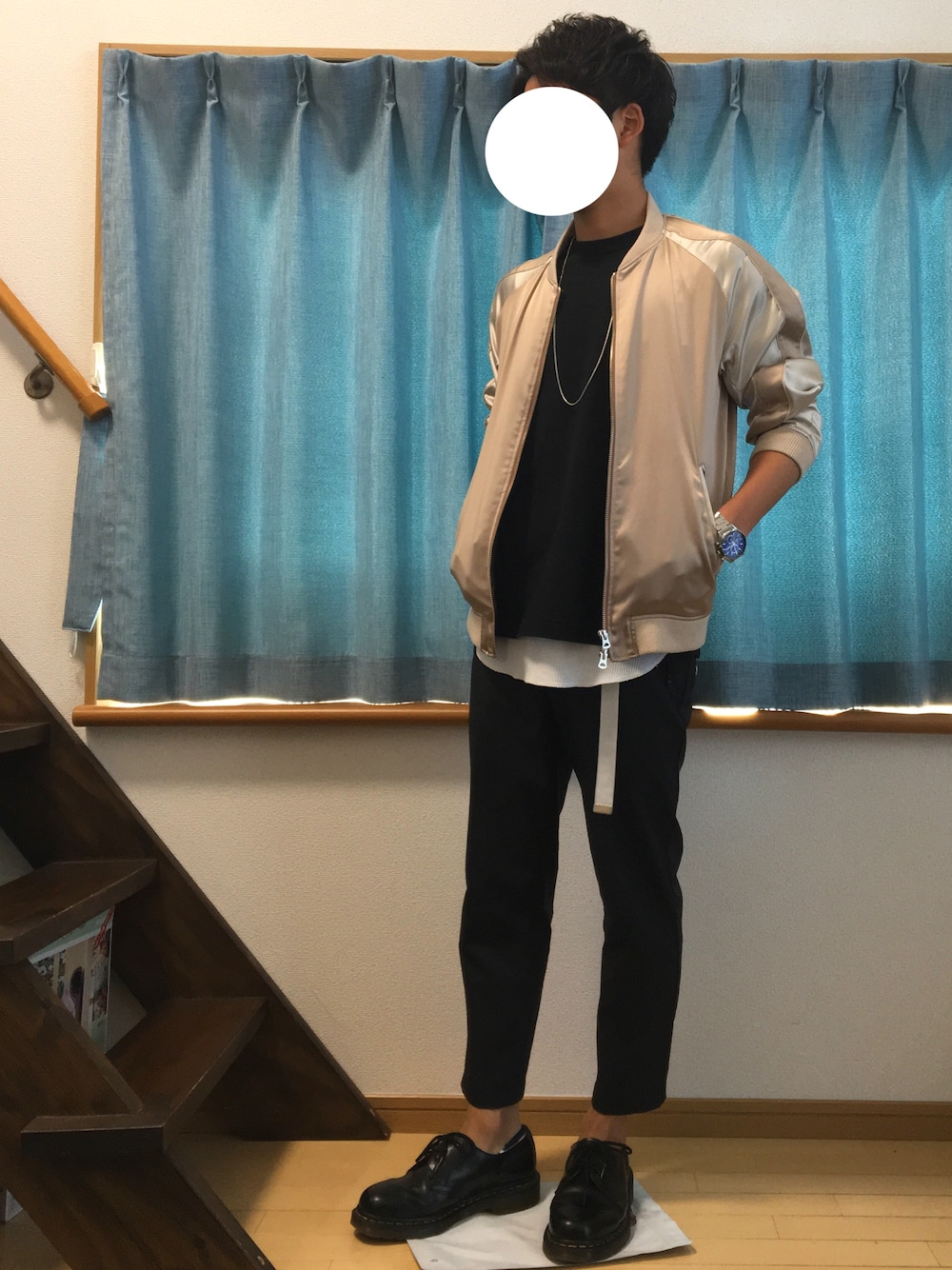 「カジュアル、春、低身長、Dr.Martens、STUDIOUS、アンクルパンツ、レイヤードスタイル、モノトーン、スカジャン」｜「STUDIOUSのSTUDIOUS トリアセテートサテンスカジャン 【先行予約】（スカジャン、ベージュ系）」を使った、kouさん（メンズ・165cm）の春コーディネートの1枚目の写真