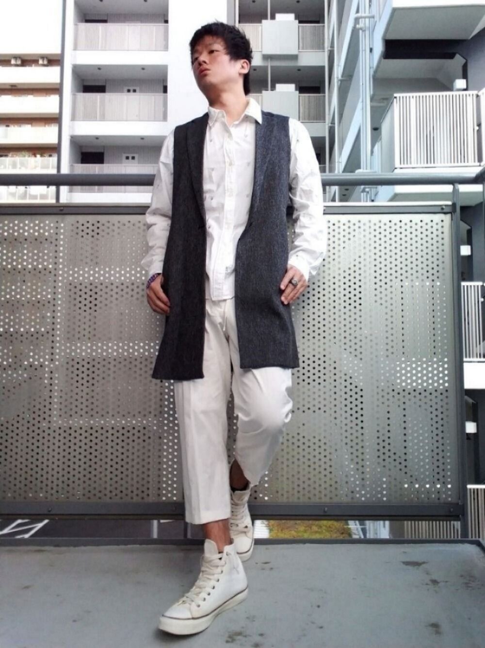 「シンプル、白シャツ、白パンツ、低身長、おしゃれさんと繋がりたい、休日スタイル、オトナカジュアル、ベスト、インド」｜「TORNADO MARTのTORNADO MART∴一重ロングベスト（ブルゾン、ブラック系）」を使った、ゆきだるまさん（メンズ・168cm）の春コーディネートの1枚目の写真