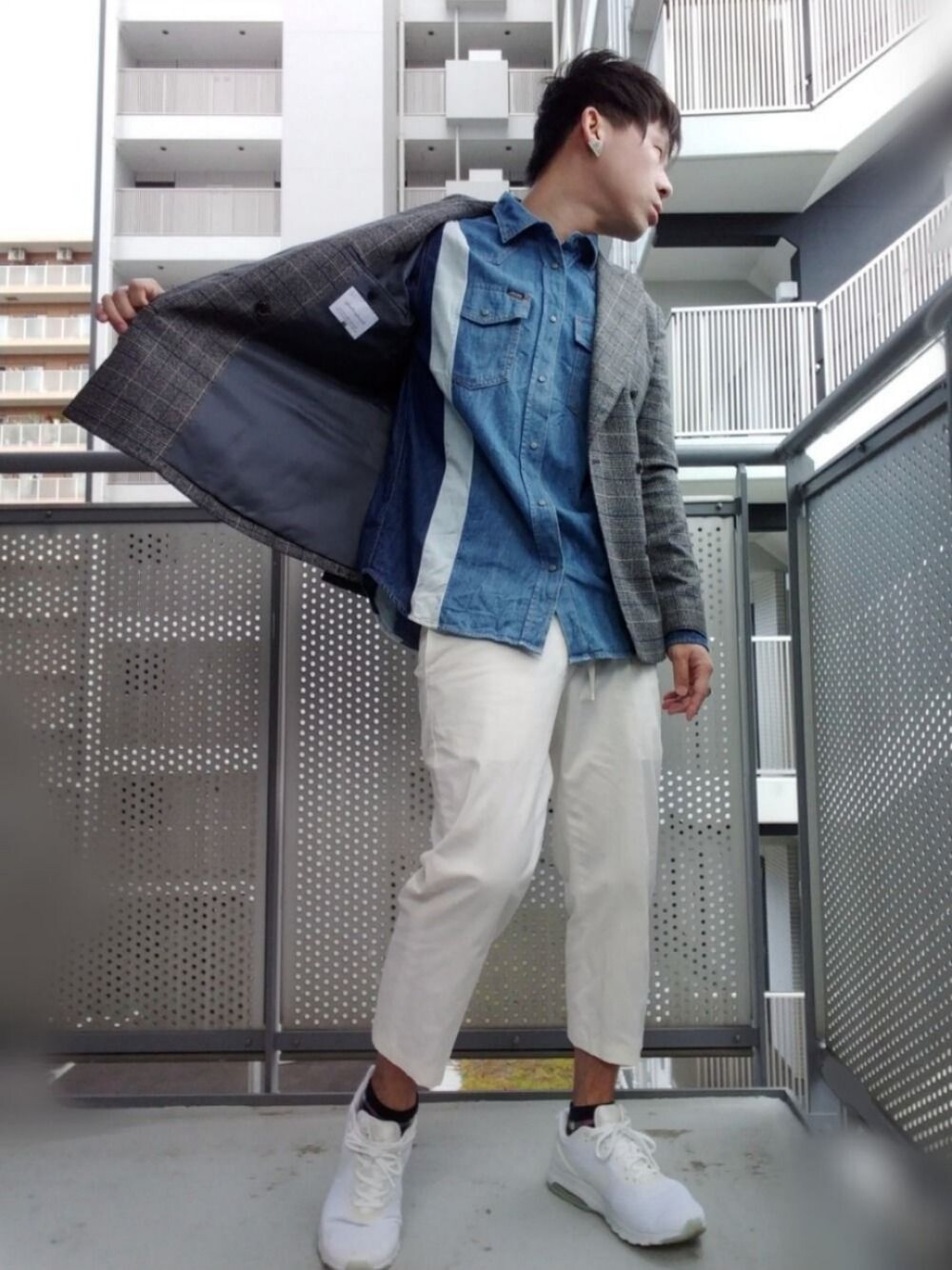「きれいめカジュアル、休日スタイル、白パンツ、スニーカー、おしゃれさんと繋がりたい、低身長、シャツスタイル、ジャケット、デート」｜「UNIQLOのEZYアンクルパンツ（2WAYストレッチ・丈長め76cm）（その他パンツ、ホワイト系）」を使った、ゆきだるまさん（メンズ・168cm）の春コーディネートの1枚目の写真