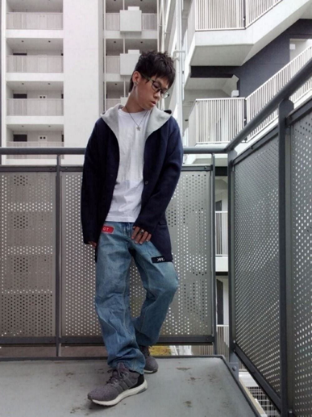「低身長、カジュアル、シンプル、おしゃれさんと繋がりたい、ワイドパンツ、モノトーンコーデ、休日スタイル、めがね、UNIQLO U」｜「adidasのadidas アディダス ultraBOOSTルトラブースト BB6167 18SP GRY/GRY/BLK（スニーカー、グレー系）」を使った、ゆきだるまさん（メンズ・168cm）の春コーディネートの1枚目の写真