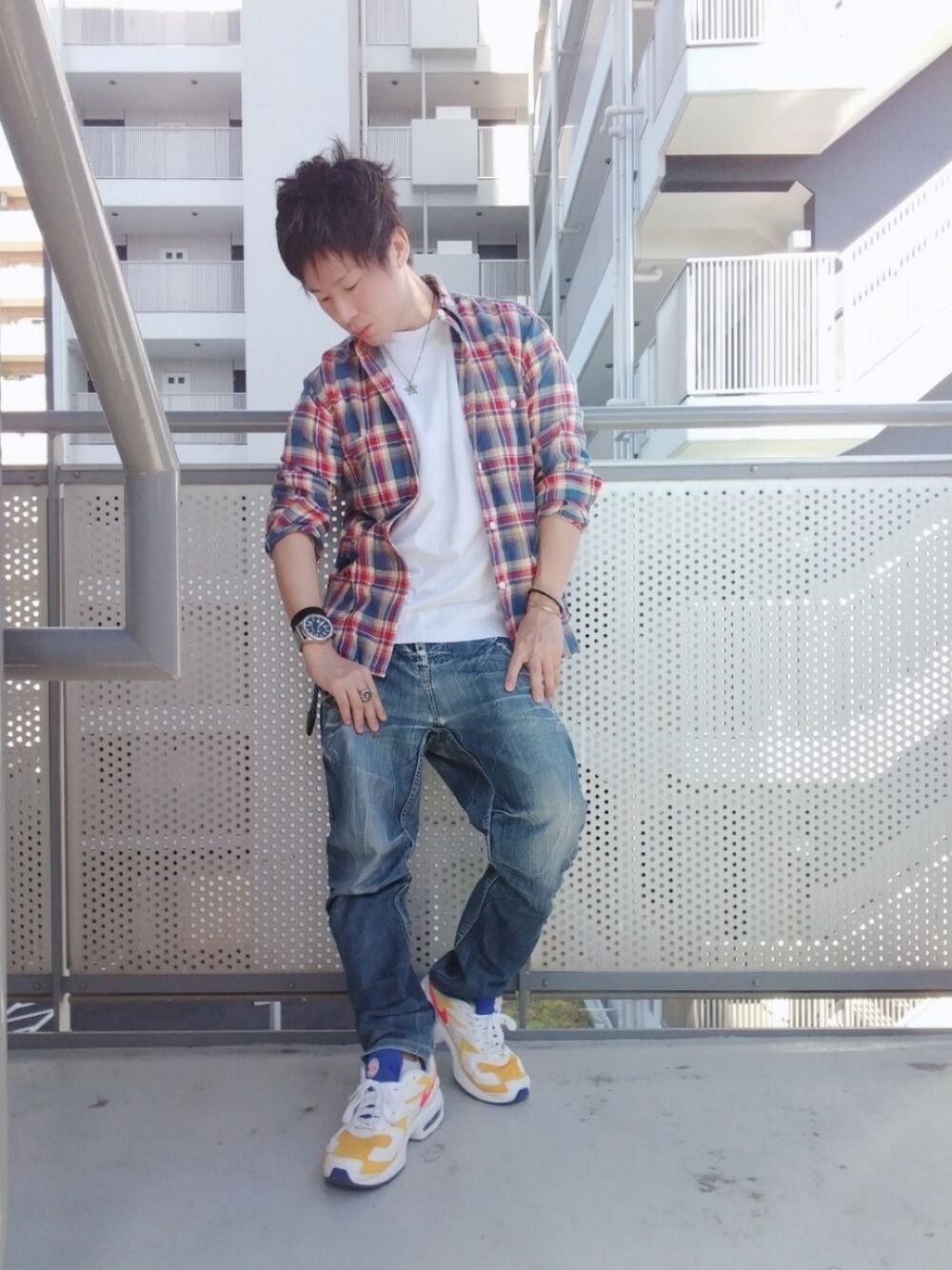 「低身長、ネルシャツ、NIKE、ラフ、お洒落さんとつながりたい、カジュアル、休日スタイル、春コーデ、UNIQLO、チェックシャツ」｜「NIKEのNIKE AIR MAX2 LIGHT（スニーカー、ホワイト系）」を使った、ゆきだるまさん（メンズ・168cm）の春コーディネートの1枚目の写真