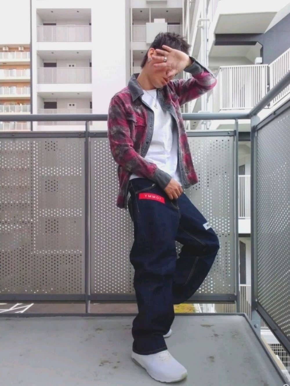 「おしゃれさんと繋がりたい、春コーデ、デニム、低身長、シンプル、カジュアル、ワイドパンツ、ラフ、ストリート」｜「TOMMYのアイテム（デニムパンツ、ブルー系）」を使った、ゆきだるまさん（メンズ・168cm）の春コーディネートの1枚目の写真