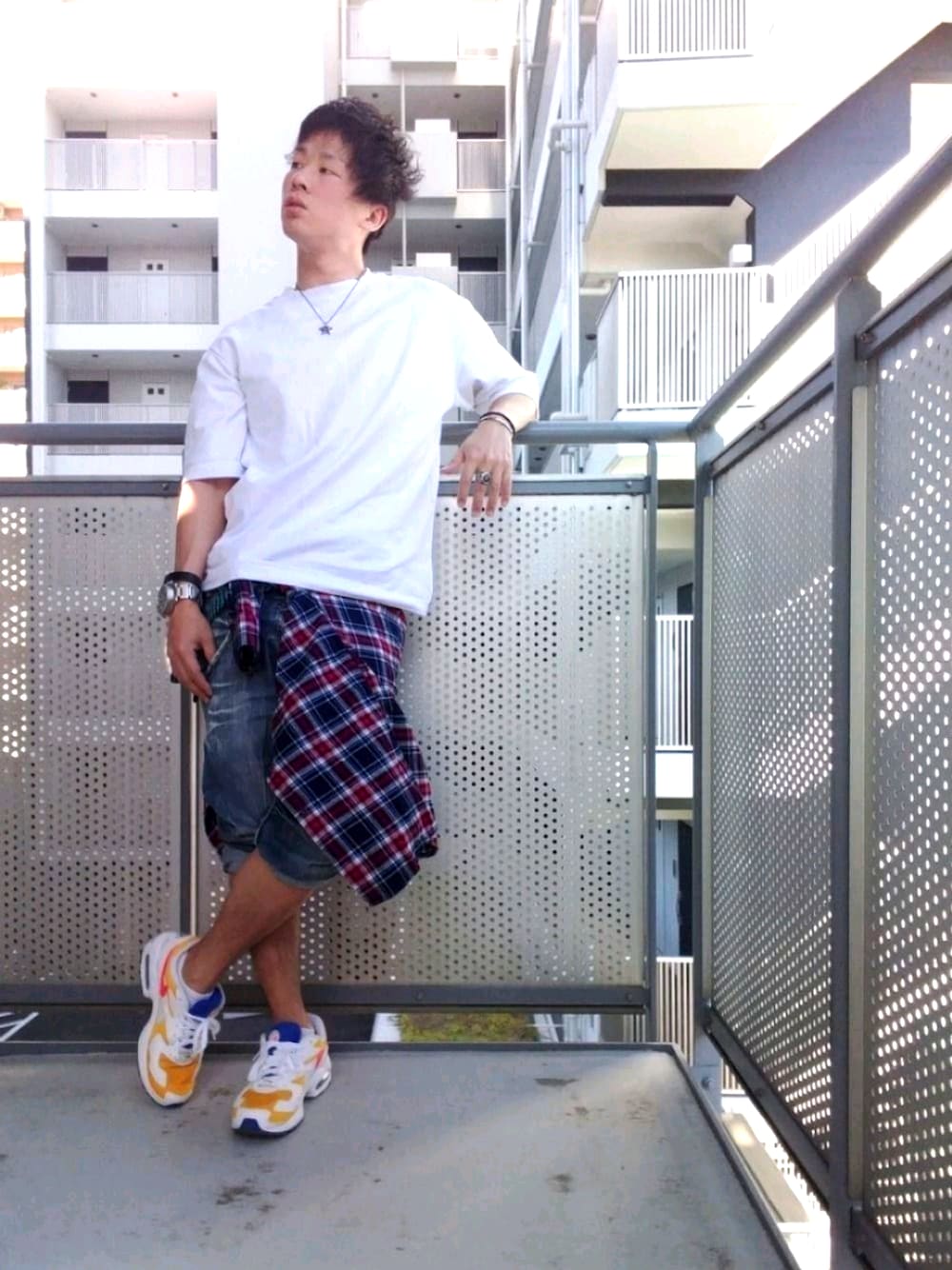 「ネルシャツ、低身長、NIKE、UNIQLO、UNIQLO U、カジュアル、ラフ、シンプル、チェックシャツ、ストリート」｜「NIKEのNIKE AIR MAX2 LIGHT（スニーカー、ホワイト系）」を使った、ゆきだるまさん（メンズ・168cm）の春コーディネートの1枚目の写真