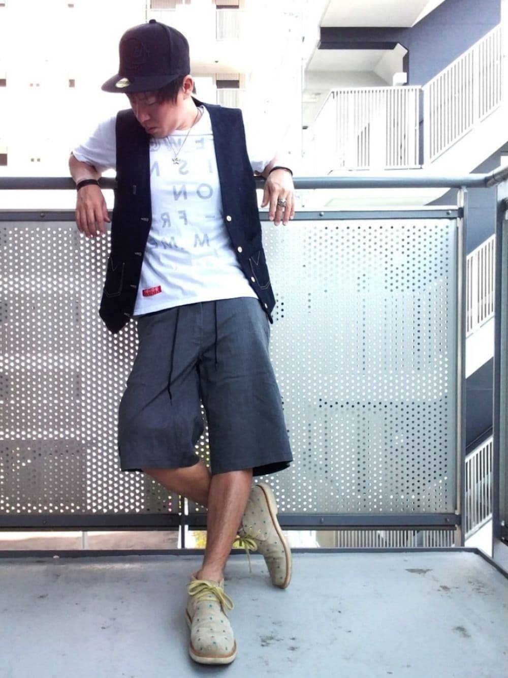 「UVERworld、おしゃれさんと繋がりたい、カジュアル、ワイドパンツ、ハーフパンツ、キャップ、低身長、モノトーン、春夏コーデ」｜「PPFMのアイテム（ブーツ、ベージュ系）」を使った、ゆきだるまさん（メンズ・168cm）の春コーディネートの1枚目の写真