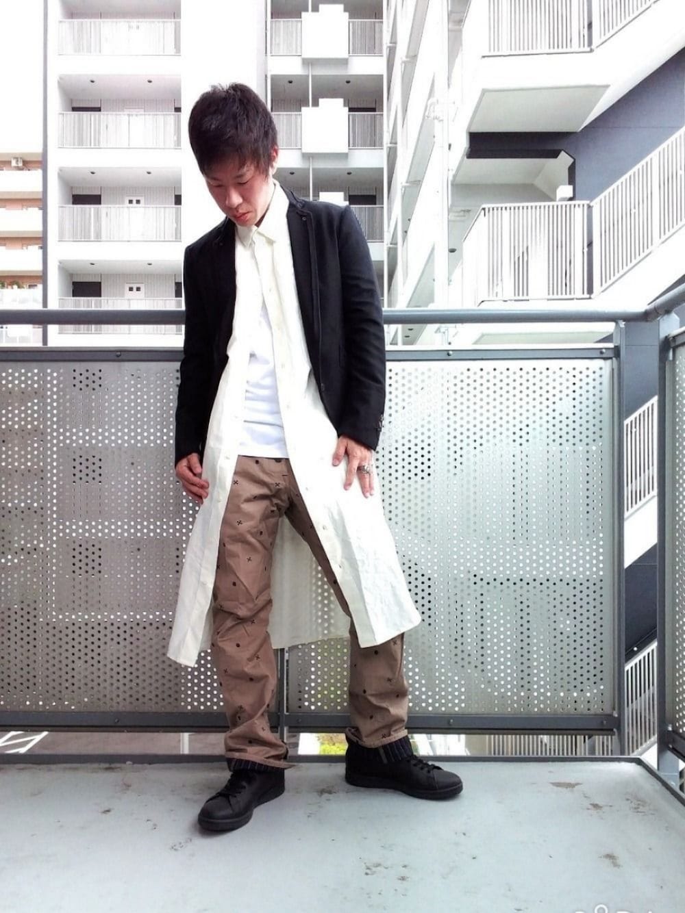 「低身長、スニーカー、黒、白、チノパン」｜「UNIQLOのリネンブレンドシャツワンピース（長袖）（ワンピース、ホワイト系）」を使った、ゆきだるまさん（メンズ・168cm）の夏コーディネートの1枚目の写真