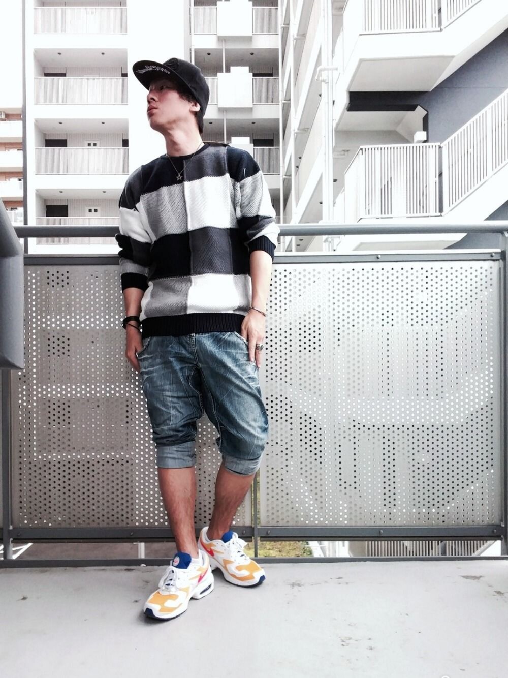 「低身長、UVERworld、キャップ、ZARA、プチプラ、ニット、スニーカー、シンプル、カジュアル、おしゃれさんと繋がりたい」｜「NIKEのNIKE AIR MAX2 LIGHT（スニーカー、ホワイト系）」を使った、ゆきだるまさん（メンズ・168cm）の夏コーディネートの1枚目の写真
