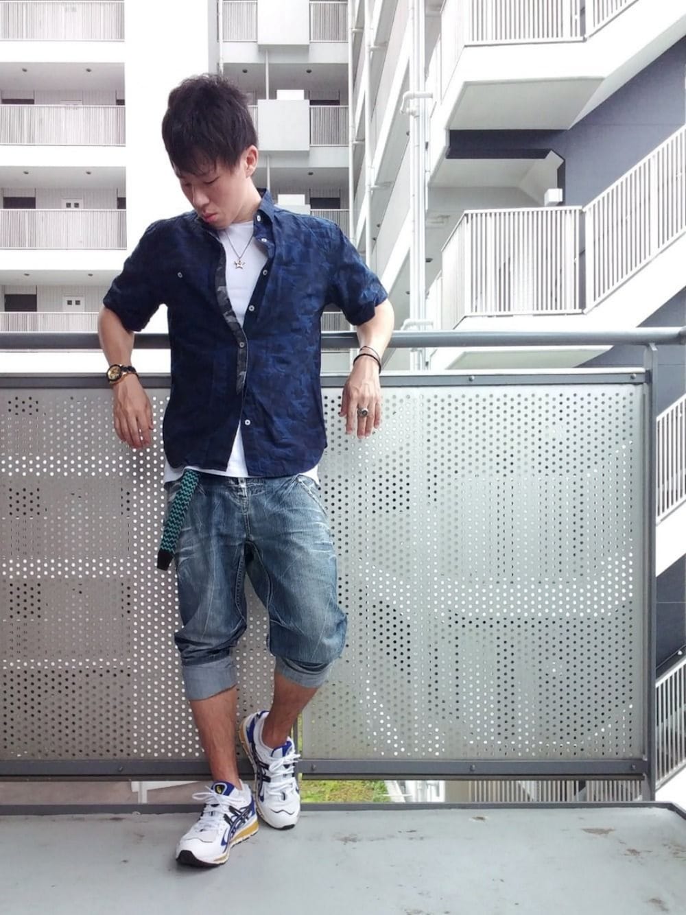 「プチプラ、シャツスタイル、迷彩、低身長、シンプルコーデ、おしゃれさんと繋がりたい、夏コーデ、スニーカー、モノトーン」｜「ASICSのasics ゲル カヤノ GEL-KAYANO 5 360 1021a159（スニーカー、ホワイト系）」を使った、ゆきだるまさん（メンズ・168cm）の夏コーディネートの1枚目の写真