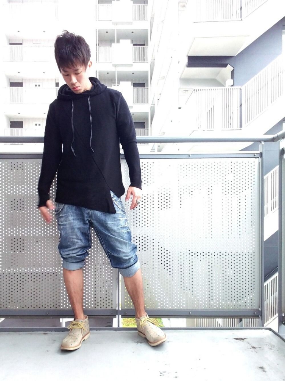 「低身長、アシンメトリー、ZARA、ZARA MAN、パーカー、シンプルコーデ、おしゃれさんと繋がりたい、プチプラ」｜「ZARAのロング丈フーディ M size（Tシャツ/カットソー、ブラック系）」を使った、ゆきだるまさん（メンズ・168cm）の秋コーディネートの1枚目の写真