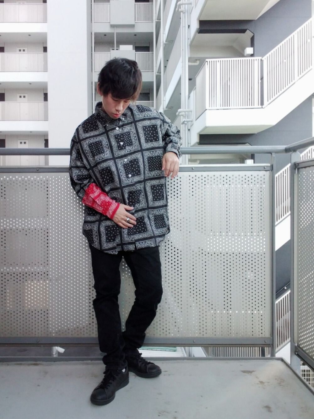 「シンプルコーデ、モノトーン、ビックシルエット、おしゃれさんと繋がりたい、低身長、スニーカー、アディダス、UNIQLO、黒」｜「opening actのopening act バンダナ柄　オーバーサイズ　シャツ（シャツ/ブラウス、ブラック系）」を使った、ゆきだるまさん（メンズ・168cm）の春コーディネートの1枚目の写真