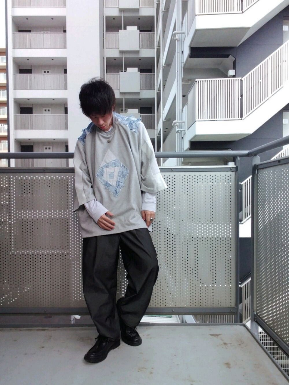 「シンプル、ビッグシルエット、ワイドパンツ、カジュアルコーデ、低身長、オーバーサイズ、おしゃれさんと繋がりたい、一点物、デニムパンツ、モノトーン」｜「GUのアクティブスマートチロリアンシューズ 27cm（シューズ、ブラック系）」を使った、ゆきだるまさん（メンズ・168cm）の春コーディネートの1枚目の写真