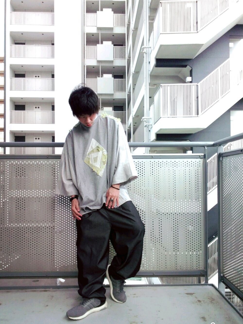 「シンプル、カジュアルコーデ、ビッグシルエット、ワイドパンツ、スニーカー、低身長、おしゃれさんと繋がりたい、オーバーサイズ、モノトーン」｜「adidasのadidas アディダス ultraBOOSTルトラブースト BB6167 18SP GRY/GRY/BLK（スニーカー、グレー系）」を使った、ゆきだるまさん（メンズ・168cm）の春コーディネートの1枚目の写真