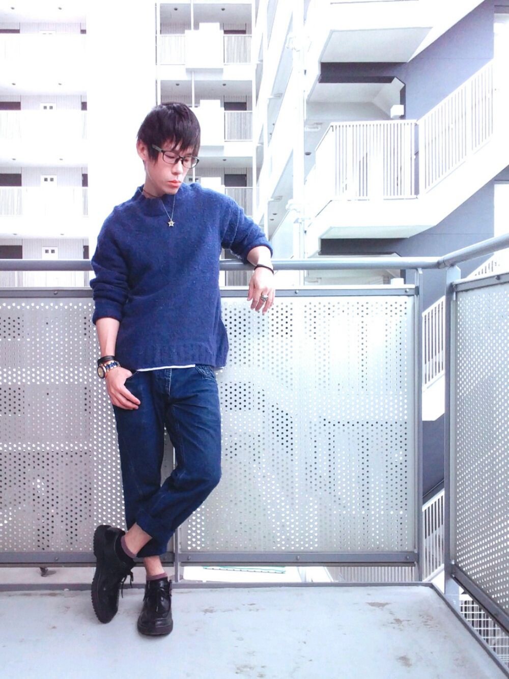 「おしゃれさんと繋がりたい、プチプラ、めがね、メガネ男子、低身長、モノトーン、ニット、大人コーデ、カジュアルコーデ」｜「DENHAMのクロスバック　ジーンズ（デニムパンツ、ブルー系）」を使った、ゆきだるまさん（メンズ・168cm）の春コーディネートの1枚目の写真
