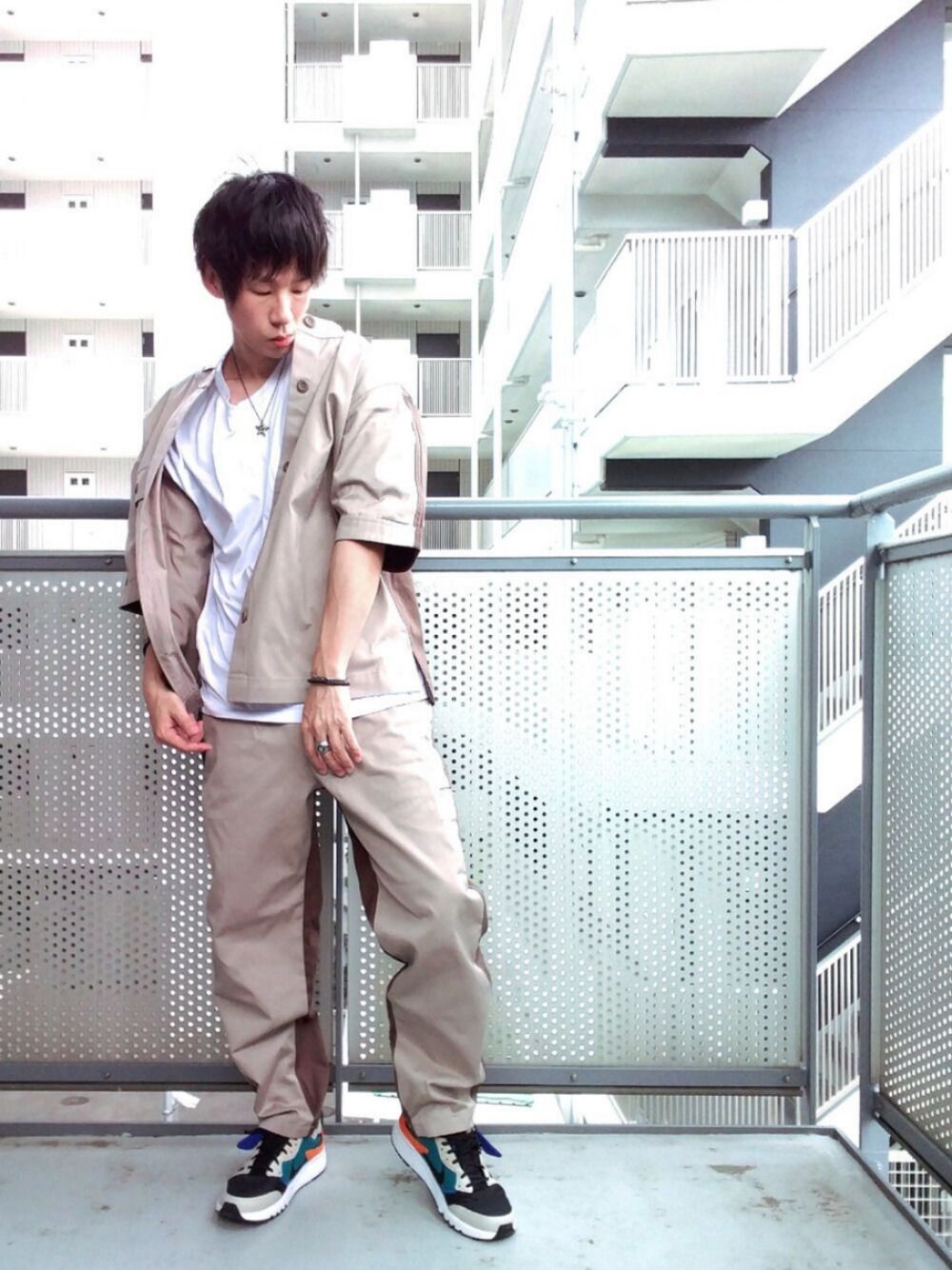 「おしゃれさんと繋がりたい、プチプラ、GU、MIHARAYASUHIRO、オーバーサイズ、スニーカー、モノトーン、低身長、UNIQLO、セットアップ」｜「NIKEの【NIKE/ナイキ】ATSUMA/849713（スニーカー、ベージュ系）」を使った、ゆきだるまさん（メンズ・168cm）の春コーディネートの1枚目の写真