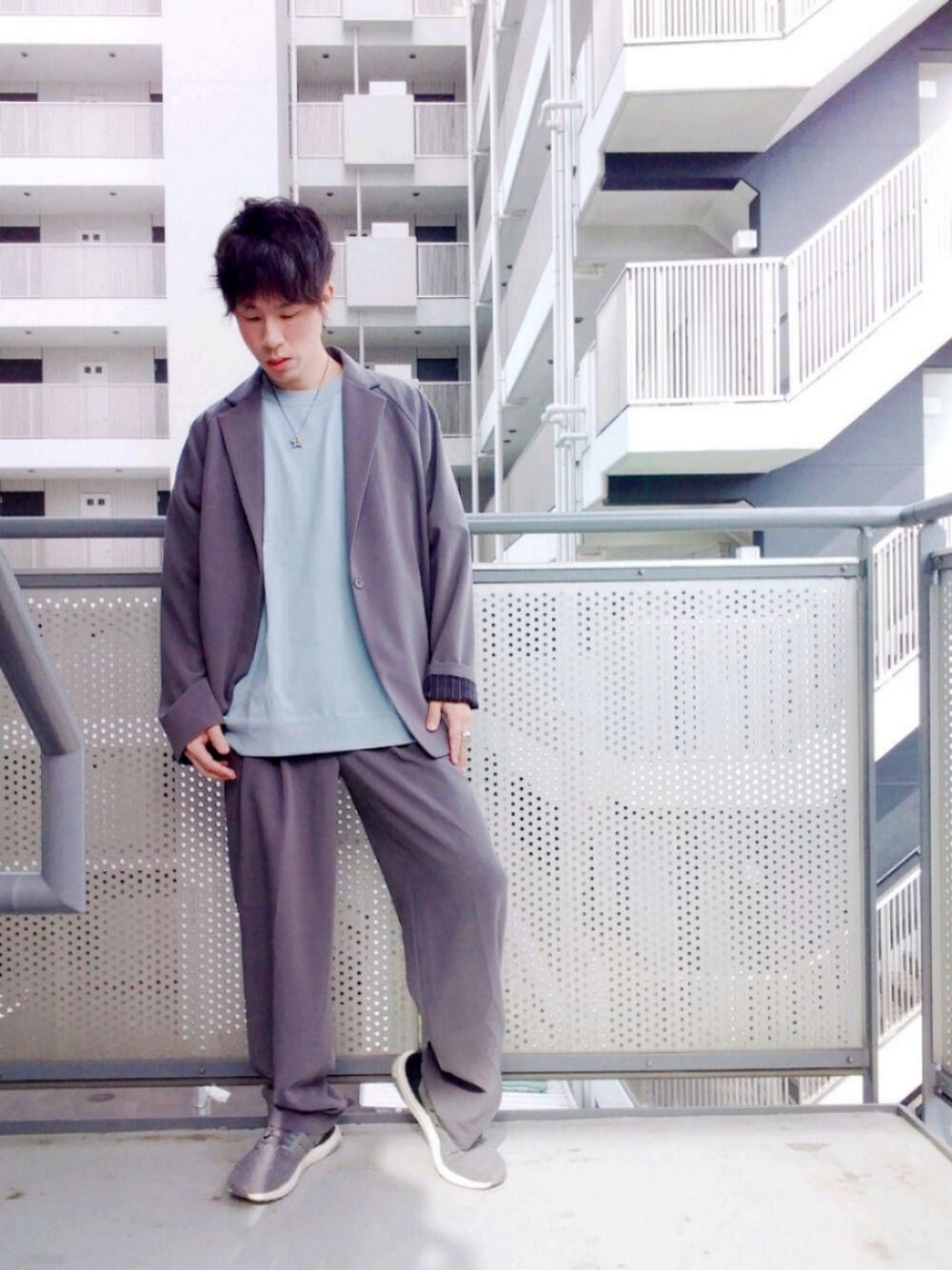 「おしゃれさんと繋がりたい、お洒落さんとつながりたい、大人カジュアル、ゆるコーデ、セットアップ、きれいめカジュアル、低身長、パステルカラー、ビッグシルエット」｜「adidasのadidas アディダス ultraBOOSTルトラブースト BB6167 18SP GRY/GRY/BLK（スニーカー、グレー系）」を使った、ゆきだるまさん（メンズ・168cm）の春コーディネートの1枚目の写真