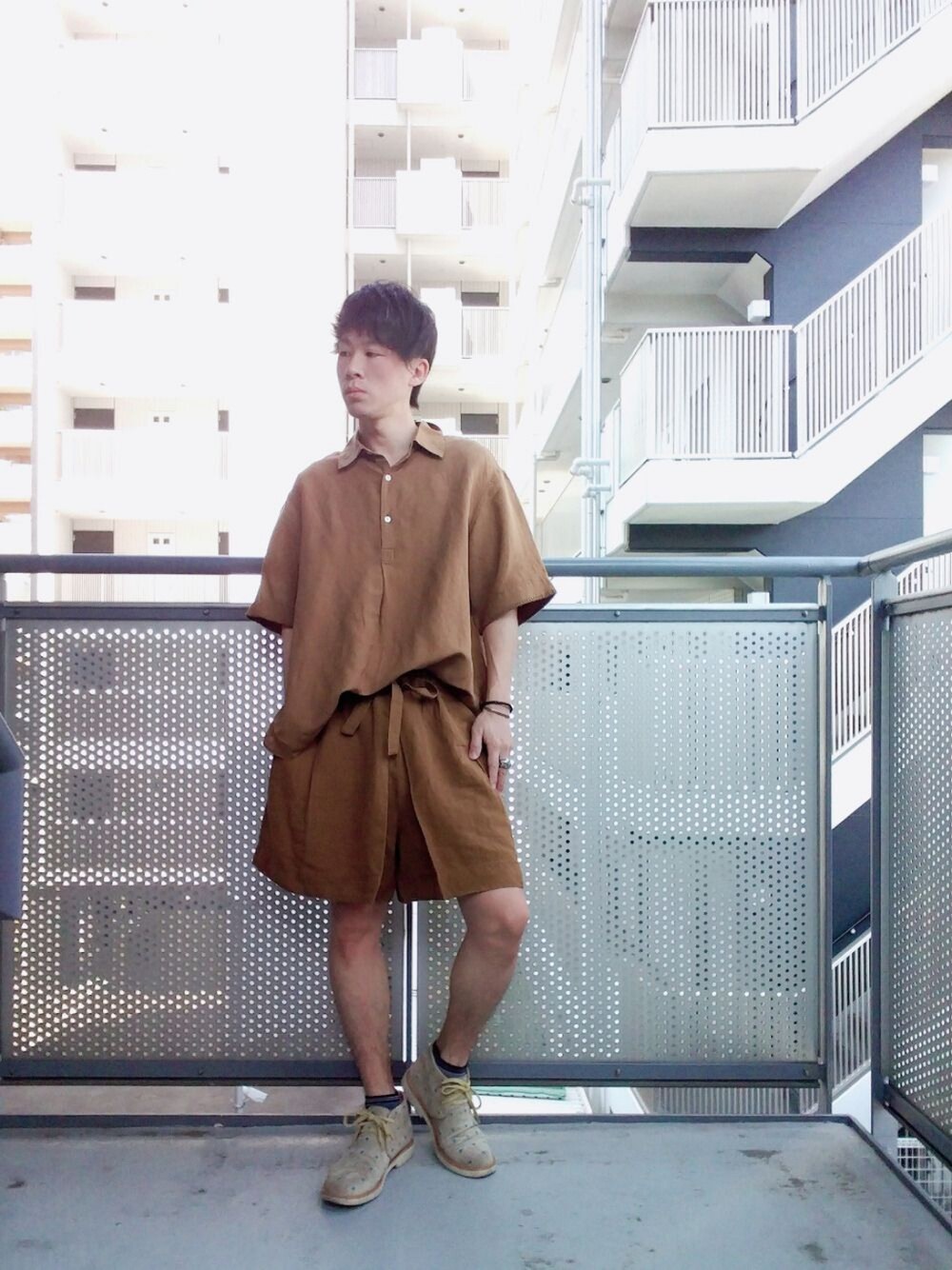 「UNIQLO、ユニクロ、プチプラ、セットアップ、タックイン、おしゃれさんと繋がりたい、お洒落さんとつながりたい、低身長、リネン、休日スタイル」｜「PPFMのアイテム（ブーツ、ベージュ系）」を使った、ゆきだるまさん（メンズ・168cm）の春コーディネートの1枚目の写真