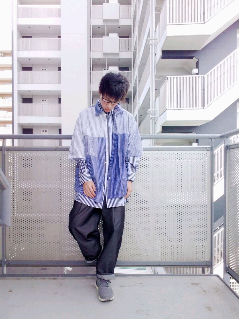 「きれいめカジュアル、シャツスタイル、ストライプ、プチプラ、めがね、メガネ男子、ワイドパンツ、低身長、おしゃれさんと繋がりたい、オープンカラーシャツ」｜「adidasのadidas アディダス ultraBOOSTルトラブースト BB6167 18SP GRY/GRY/BLK（スニーカー、グレー系）」を使った、ゆきだるまさん（メンズ・168cm）の春コーディネートの1枚目の写真