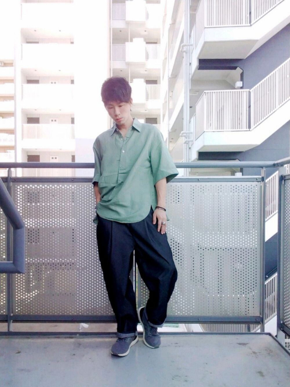 「大人カジュアル、きれいめカジュアル、おしゃれさんと繋がりたい、UNIQLO、低身長、グリーン、休日スタイル、お洒落さんとつながりたい、ワイドパンツ、春夏コーデ」｜「adidasのadidas アディダス ultraBOOSTルトラブースト BB6167 18SP GRY/GRY/BLK（スニーカー、グレー系）」を使った、ゆきだるまさん（メンズ・168cm）の春コーディネートの1枚目の写真