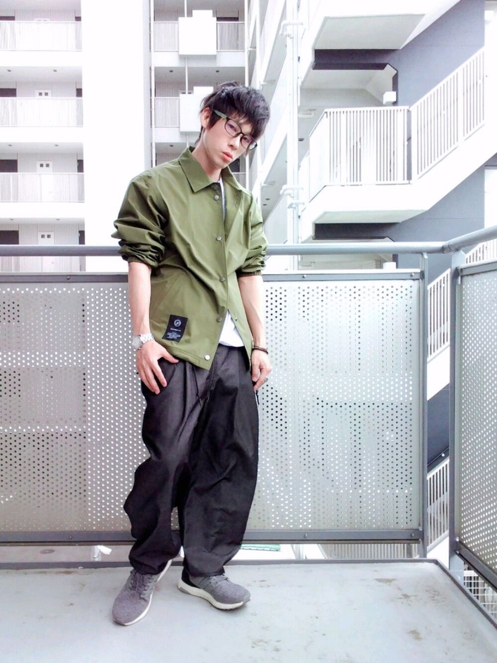 「メガネ男子、めがね、お洒落さんとつながりたい、プチプラ、おしゃれさんと繋がりたい、低身長、デニムパンツ、GU、undercover、ロンT」｜「adidasのadidas アディダス ultraBOOSTルトラブースト BB6167 18SP GRY/GRY/BLK（スニーカー、グレー系）」を使った、ゆきだるまさん（メンズ・168cm）の春コーディネートの1枚目の写真