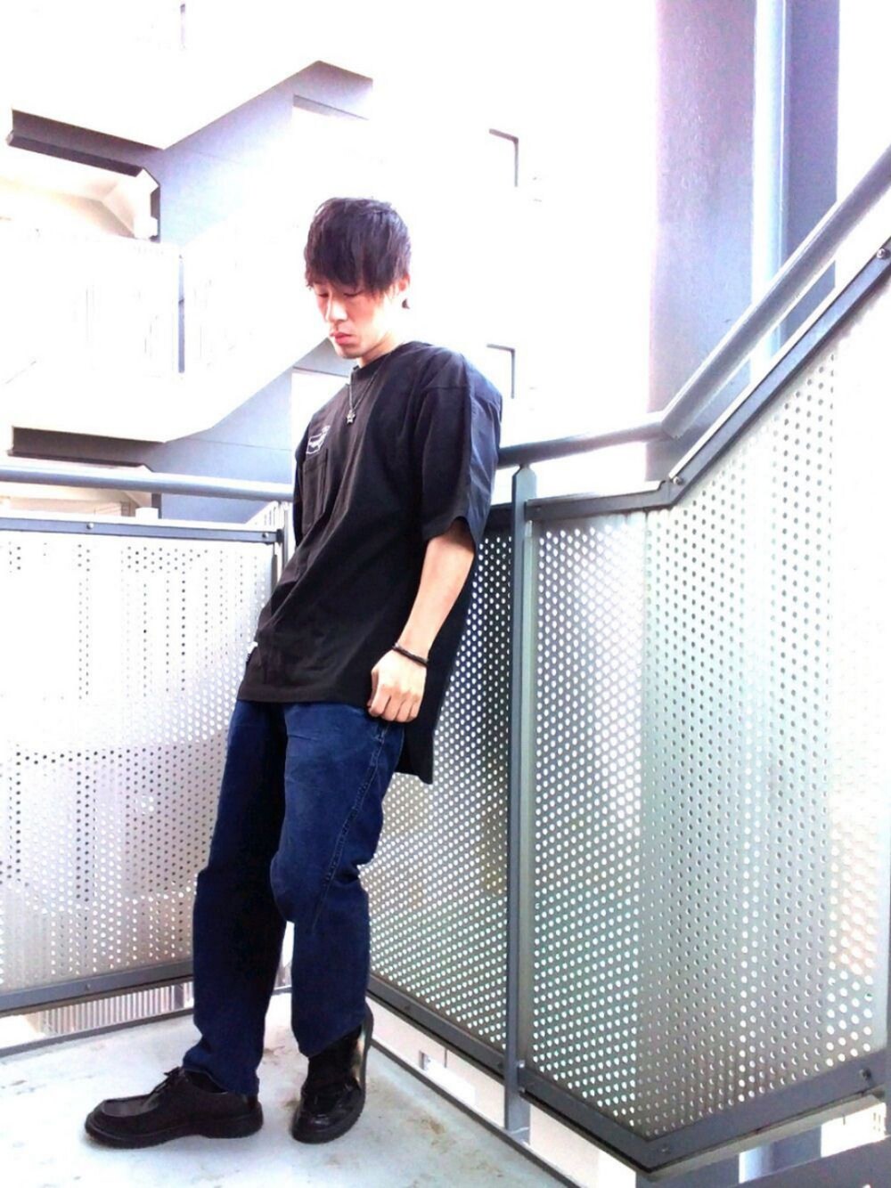 「MIHARAYASUHIRO、プチプラ、GU、黒、オーバーサイズ、低身長、コラボ、革靴、大人コーデ」｜「DENHAMのクロスバック　ジーンズ（デニムパンツ、ブルー系）」を使った、ゆきだるまさん（メンズ・168cm）の春コーディネートの1枚目の写真