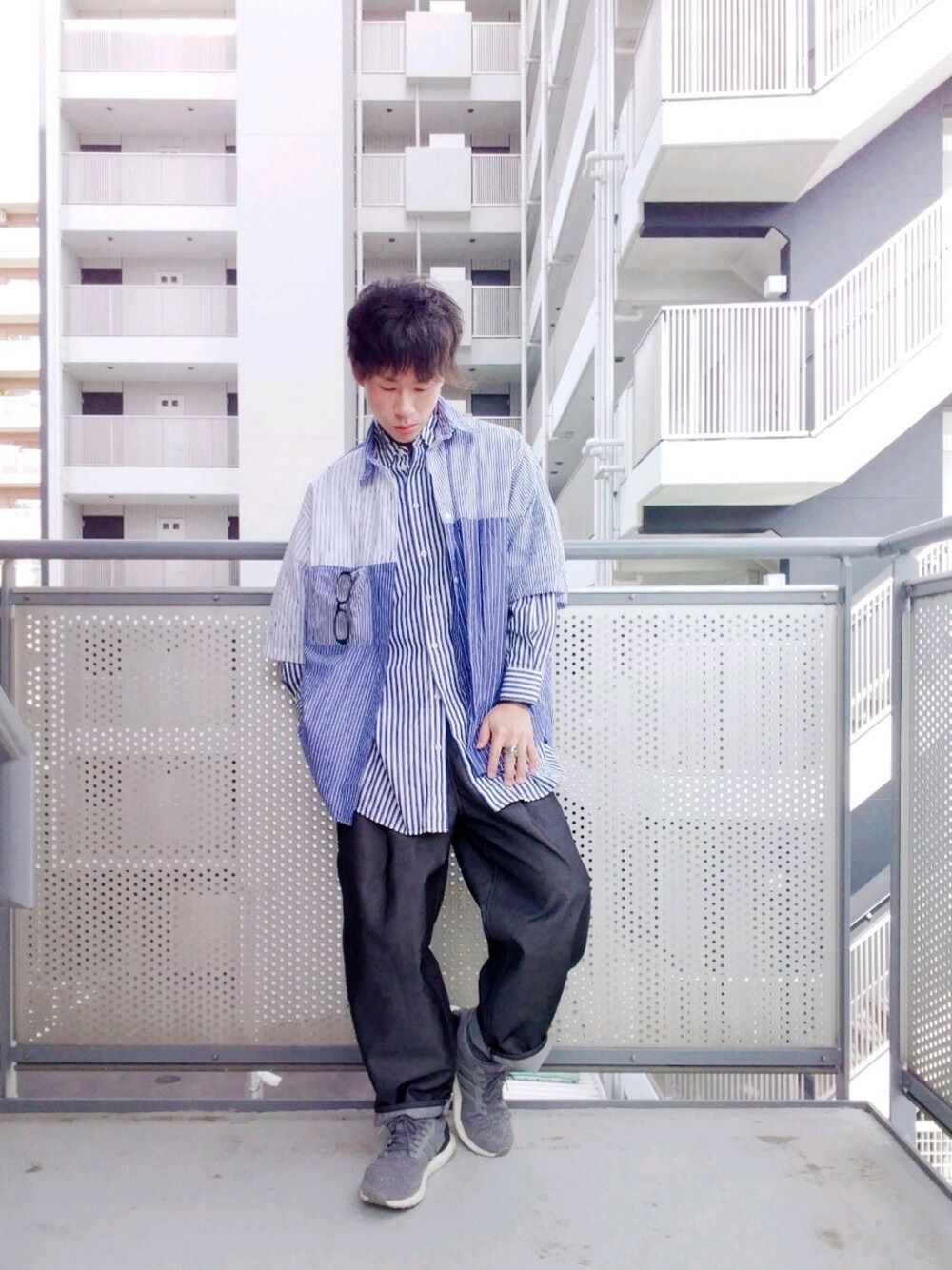 「シャツスタイル、低身長、プチプラ、きれいめカジュアル、大人カジュアル、GU、UNIQLO、おしゃれさんと繋がりたい、お洒落さんとつながりたい、ストライプ」｜「adidasのadidas アディダス ultraBOOSTルトラブースト BB6167 18SP GRY/GRY/BLK（スニーカー、グレー系）」を使った、ゆきだるまさん（メンズ・168cm）の春コーディネートの1枚目の写真