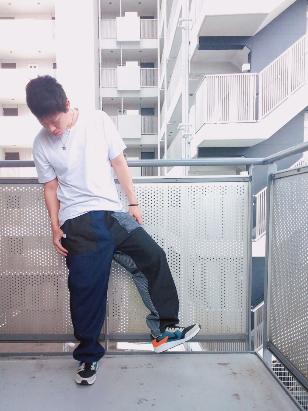 「おしゃれさんと繋がりたい、スニーカーコーデ、低身長、デニムパンツ、フリークスストア、モード、夏コーデ、夏だ！Tシャツ着よう！、白Tシャツ、プチプラ」｜「SAHRIVARのアイテム（ネックレス、シルバー系）」を使った、ゆきだるまさん（メンズ・168cm）の春コーディネートの1枚目の写真