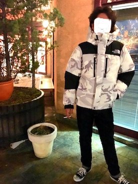 「アイテム（ダウンベスト、ホワイト系）」を使った、マンジロウさん（メンズ・182cm）の春コーディネート