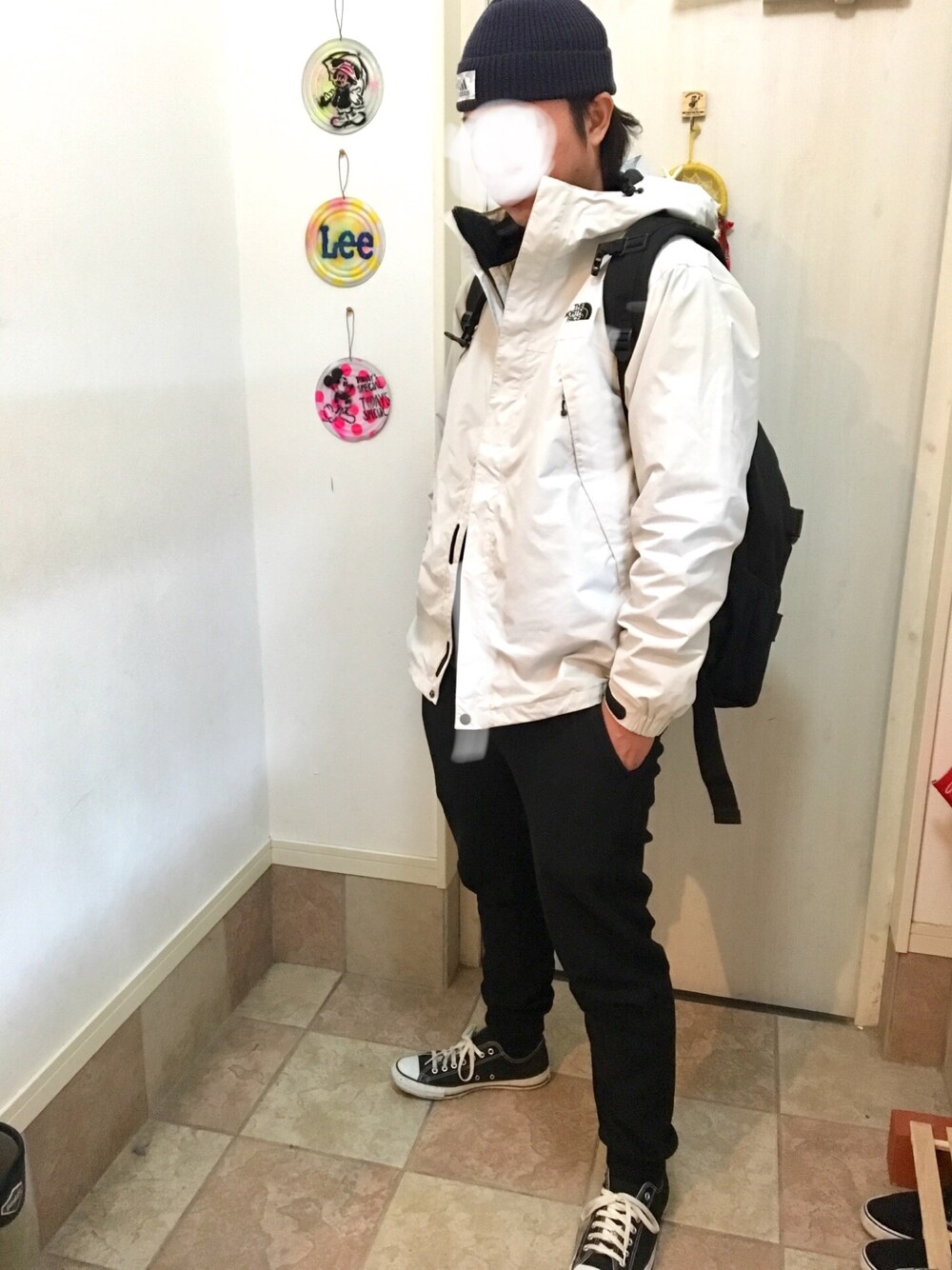 「ノースフェイス、ナイキ、コンバース、スラッシャー」｜「THE NORTH FACEのアイテム（マウンテンパーカー、ホワイト系）」を使った、マンジロウさん（メンズ・182cm）の春コーディネートの1枚目の写真