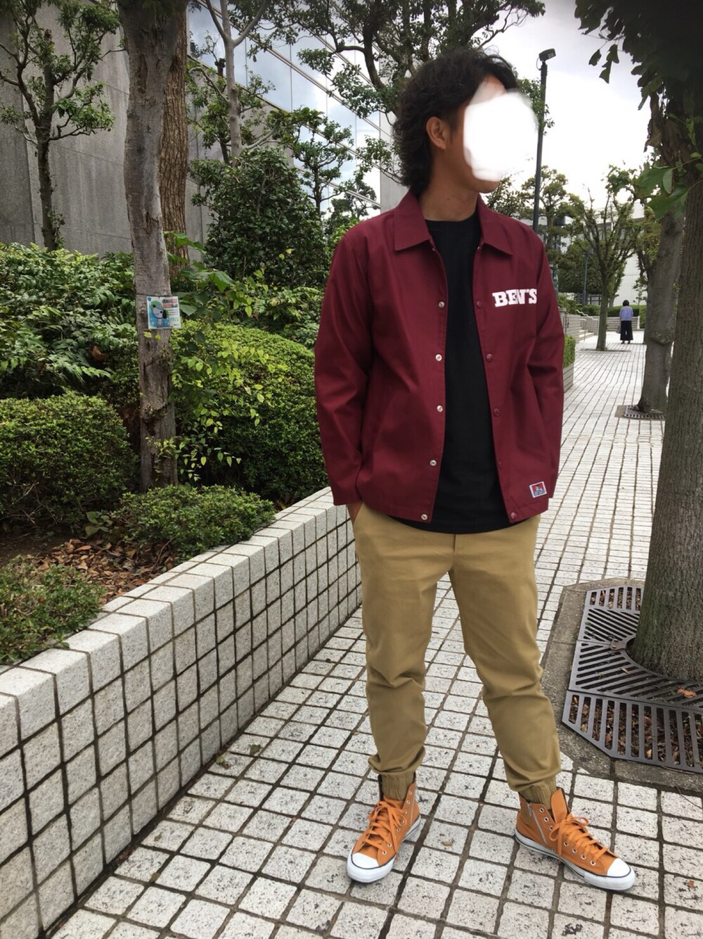 「ベンデイビス、コーチジャケット、秋コーデ、H&M、エクストララージ、カジュアルコーデ、きれいめカジュアル、オトナカジュアル、コンバース、ストリート」｜「BEN DAVISの【BEN DAVIS】ツイルコットンコーチジャケット（ナイロンジャケット、レッド系）」を使った、マンジロウさん（メンズ・182cm）の秋コーディネートの1枚目の写真