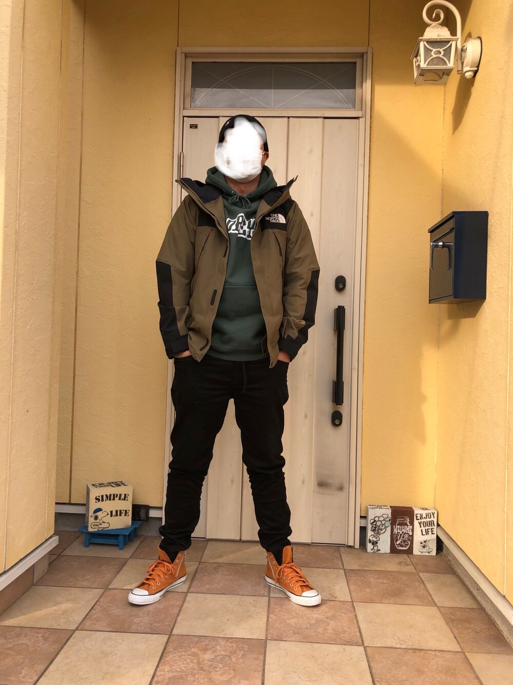 「ノースフェイス、OBEY、コンバース、パーカー、ニット帽、チャンピオン、マウンテンパーカー、オトナカジュアル、休日スタイル、ユニクロ」｜「ChampionのBC別注　CHANPIONニットワッチ（ニットキャップ/ビーニー、ブラック系）」を使った、マンジロウさん（メンズ・182cm）の冬コーディネートの1枚目の写真