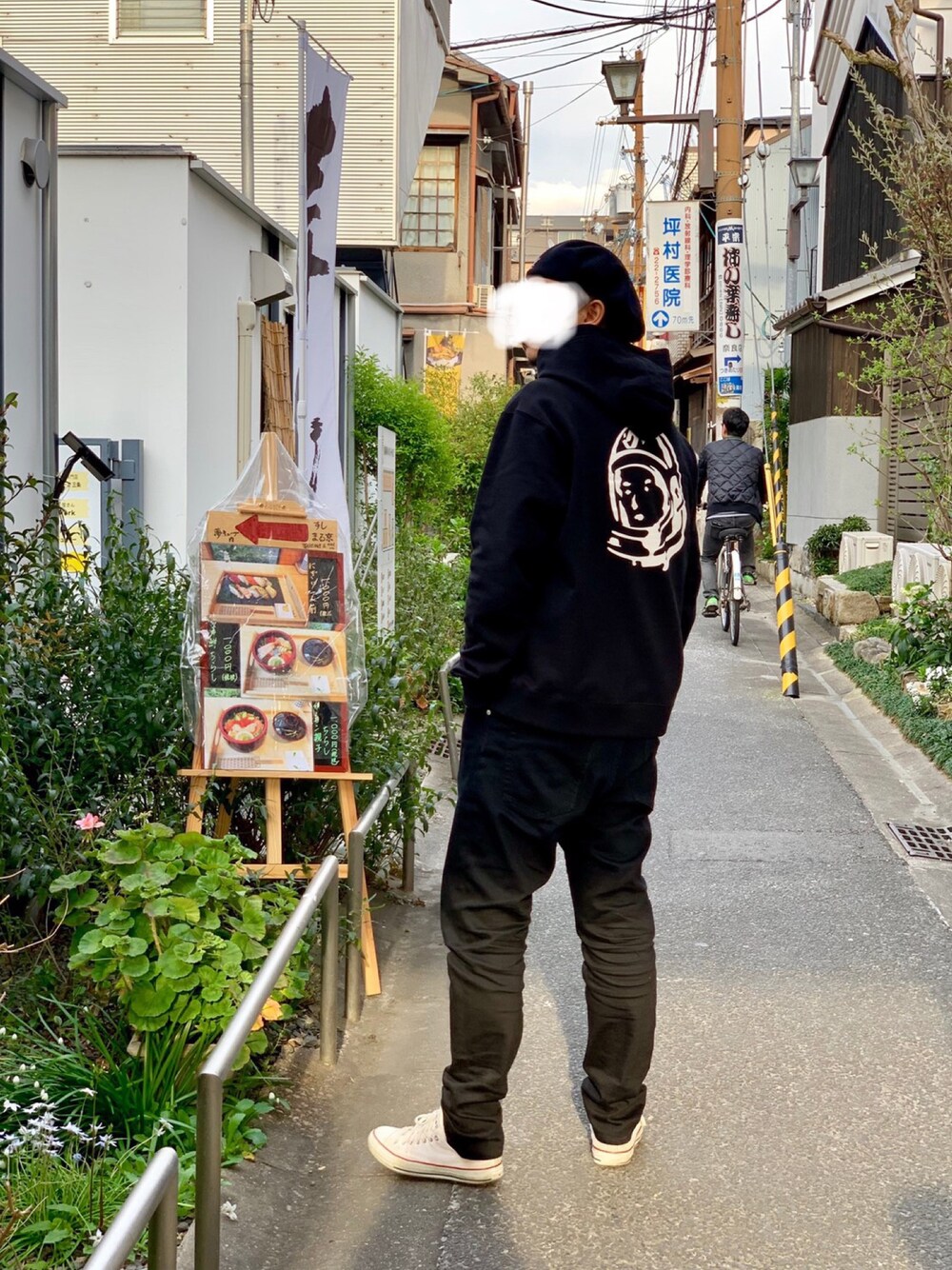 「黒スキニー、ビリオネア・ボーイズ・クラブ(Billionaire Boys Club)、ブラックコーデ、春コーデ、パーカー、GU、コンバース、カンゴール、ビッグシルエット、はるコーデ」｜「KANGOLの【KANGOL】 SMU Tropic Galaxy / 【カンゴール】 エスセムユー トロピック ギャラクシー ベレー帽 / オーバーライド（ハンチング/ベレー帽、ブラック系）」を使った、マンジロウさん（メンズ・182cm）の春コーディネートの1枚目の写真