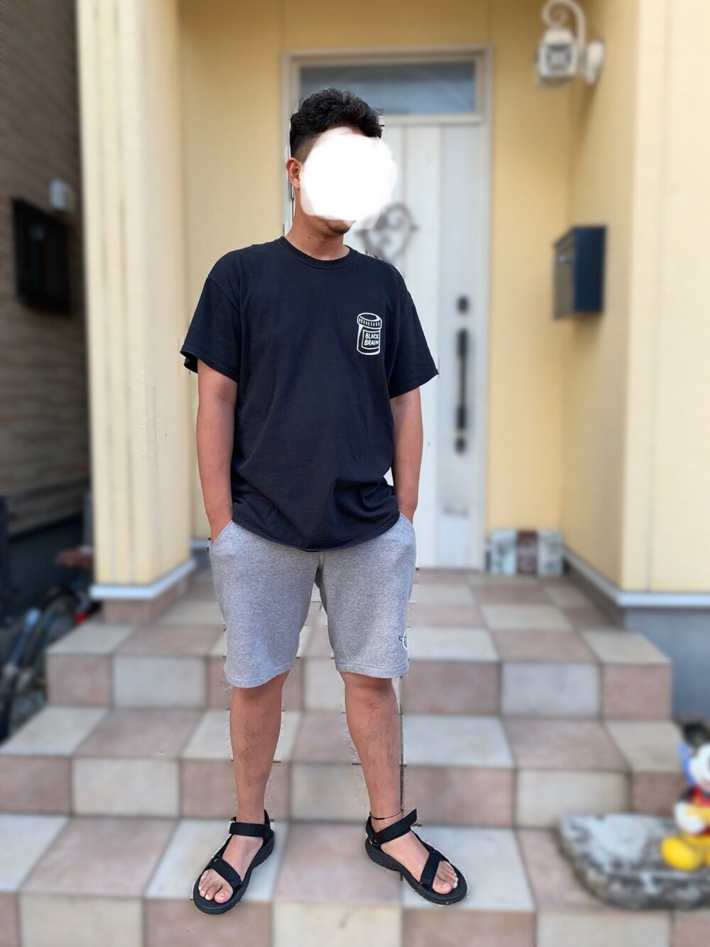 「ビリオネア・ボーイズ・クラブ(Billionaire Boys Club)、シンプル、夏コーデ、黒Tシャツ、テバ、マークゴンザレス、カジュアル、ゆるコーデ、ショートパンツ、海コーデ」｜「BILLIONAIRE BOYS CLUBのアイテム（Tシャツ/カットソー、ブラック系）」を使った、マンジロウさん（メンズ・182cm）の夏コーディネートの1枚目の写真
