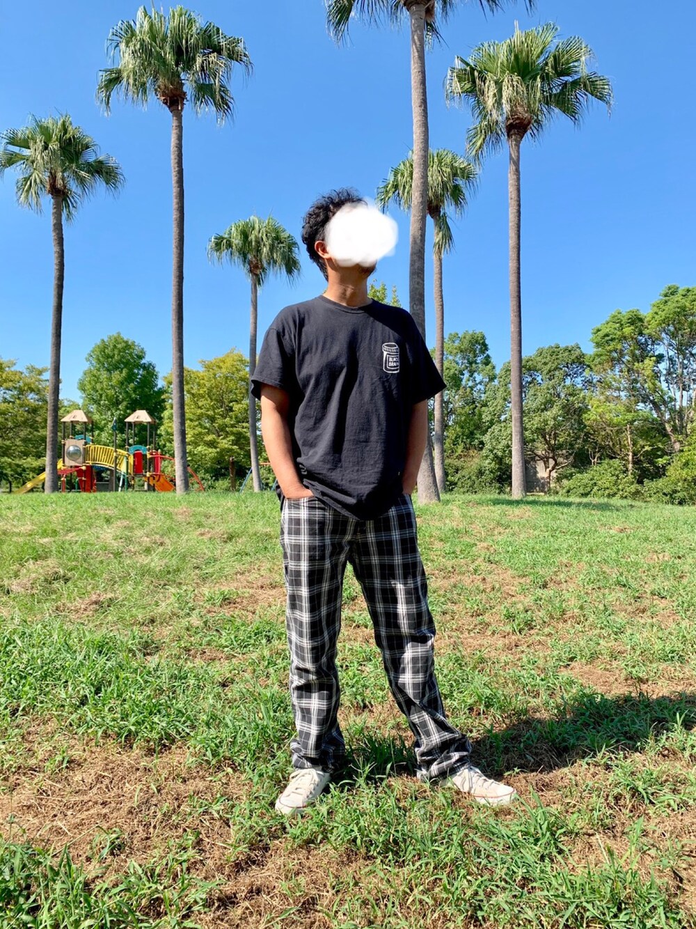 「オトナカジュアル、リーバイス、チェックパンツ、ビリオネア・ボーイズ・クラブ(Billionaire Boys Club)、黒ティーシャツ、スニーカーコーデ、コンバース、秋カラー、ブラック、プチプラコーデ」｜「BILLIONAIRE BOYS CLUBのアイテム（Tシャツ/カットソー、ブラック系）」を使った、マンジロウさん（メンズ・182cm）の秋コーディネートの1枚目の写真
