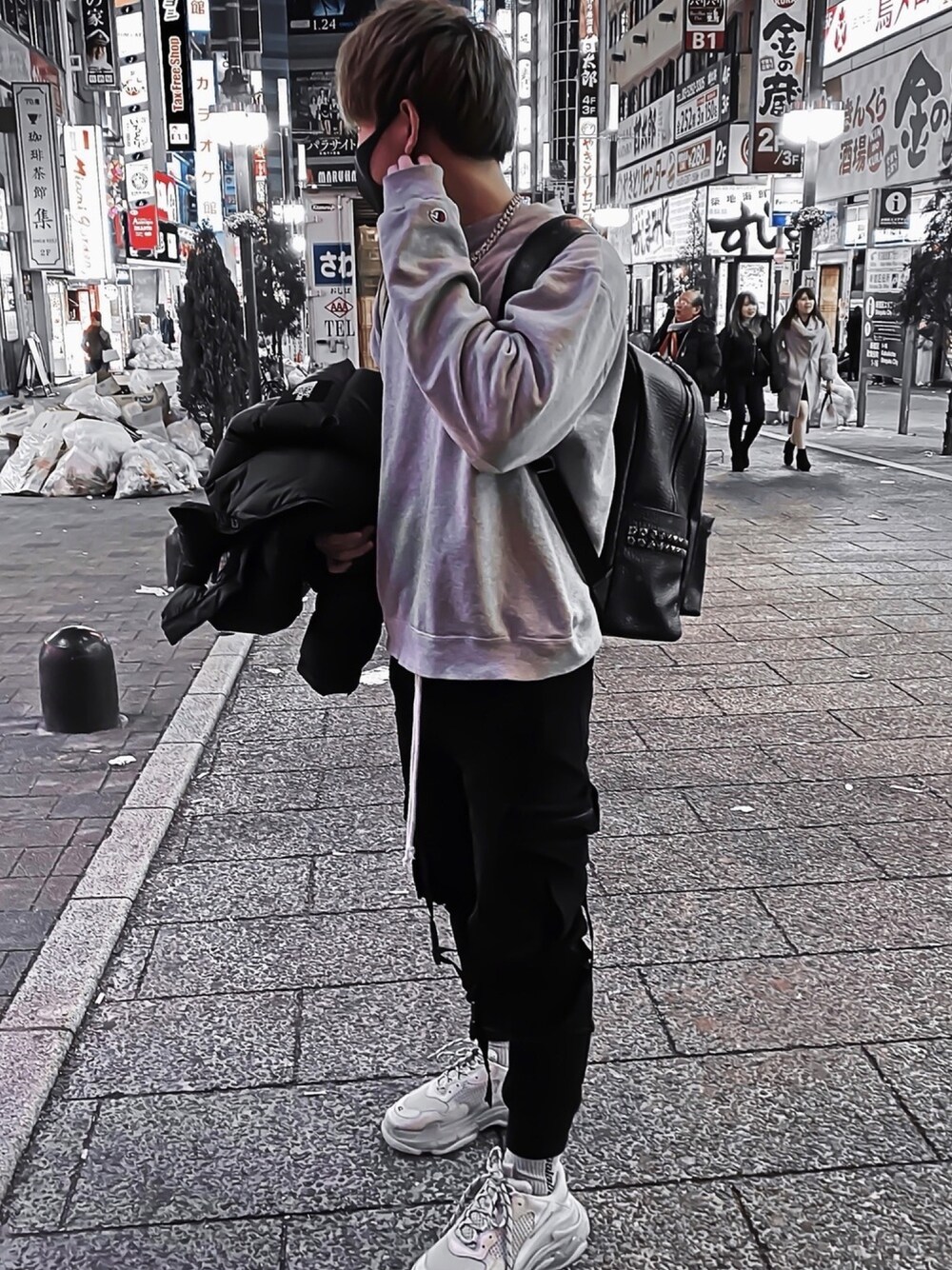 グレー系のスウェット、ブラック系のバックパック/リュック、グレー系のスニーカーを着用したメンズの春コーディネートの1枚目の写真