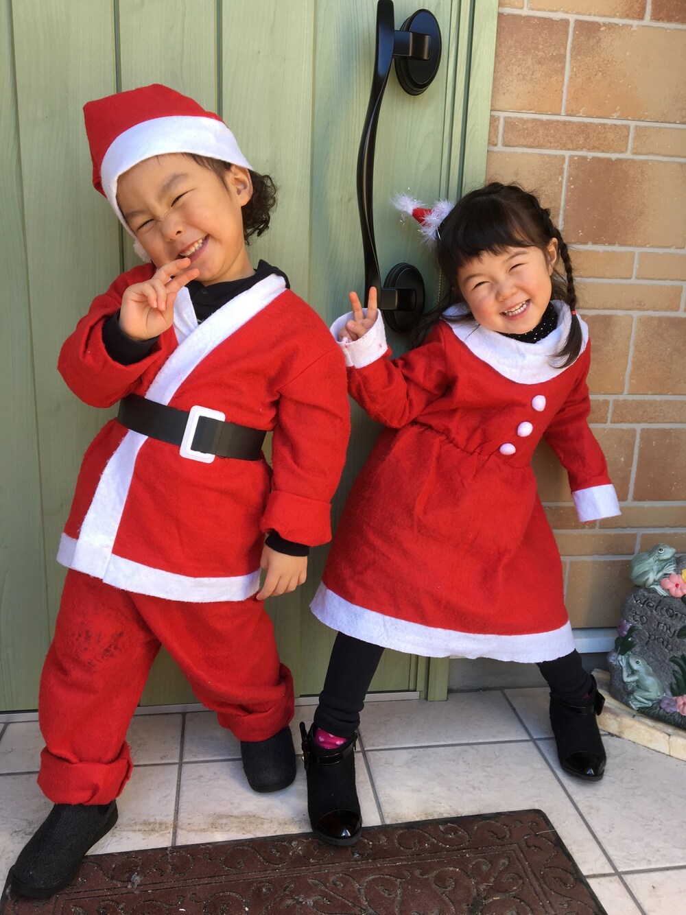 「メリークリスマス、キッズファッション、サンタコス、赤×白、ワンピース」｜「DAISOのアイテム（ワンピース/ドレス、レッド系）」を使った、にい★けいさん（キッズ・100cm）の冬コーディネートの1枚目の写真