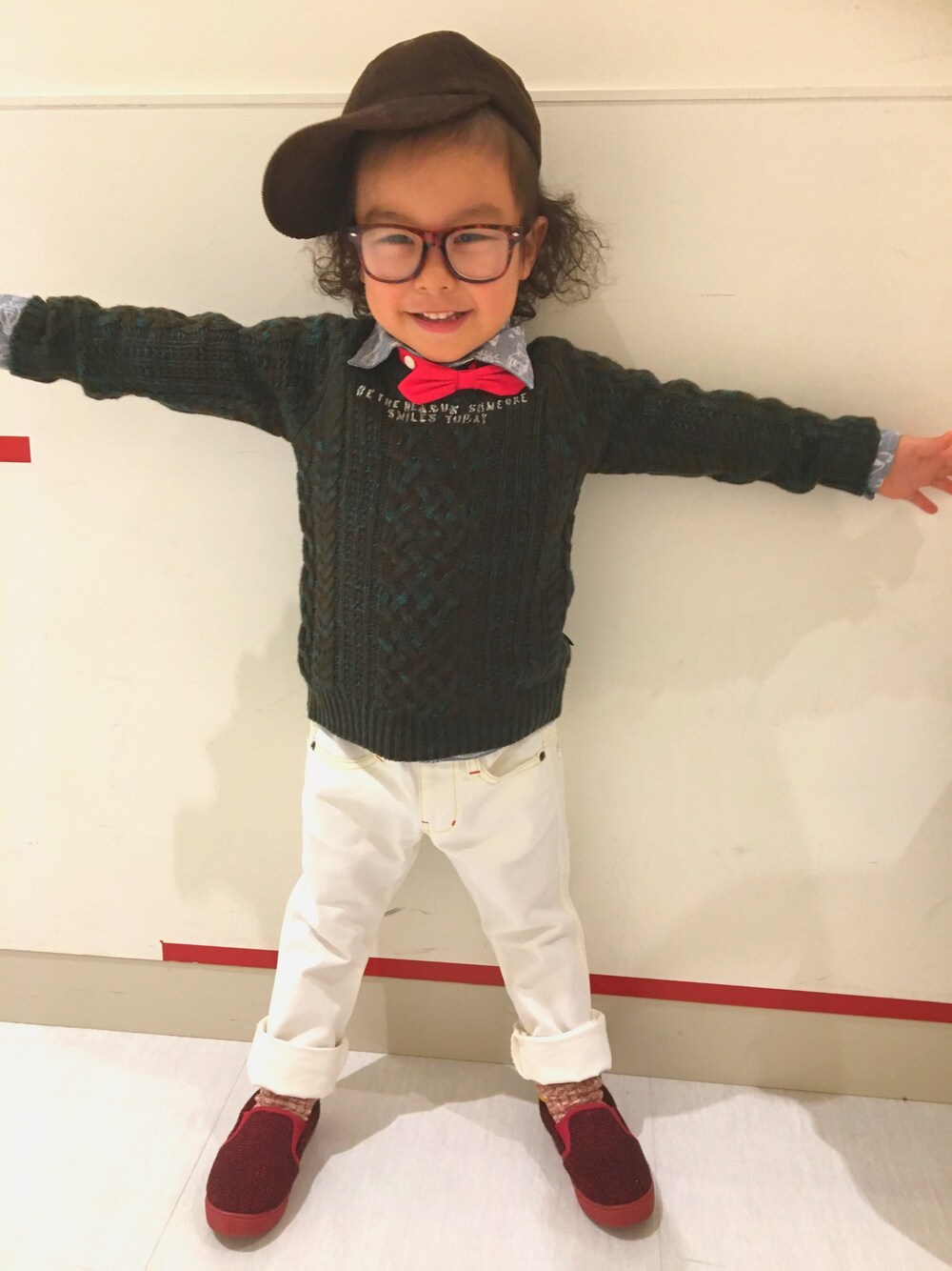 「男の子コーデ、休日スタイル、シンプル、ニット、ダテメガネ」｜「BREEZEのシワ加工ローライズパンツ(10分丈)（デニムパンツ、ホワイト系）」を使った、にい★けいさん（キッズ・100cm）の冬コーディネートの1枚目の写真