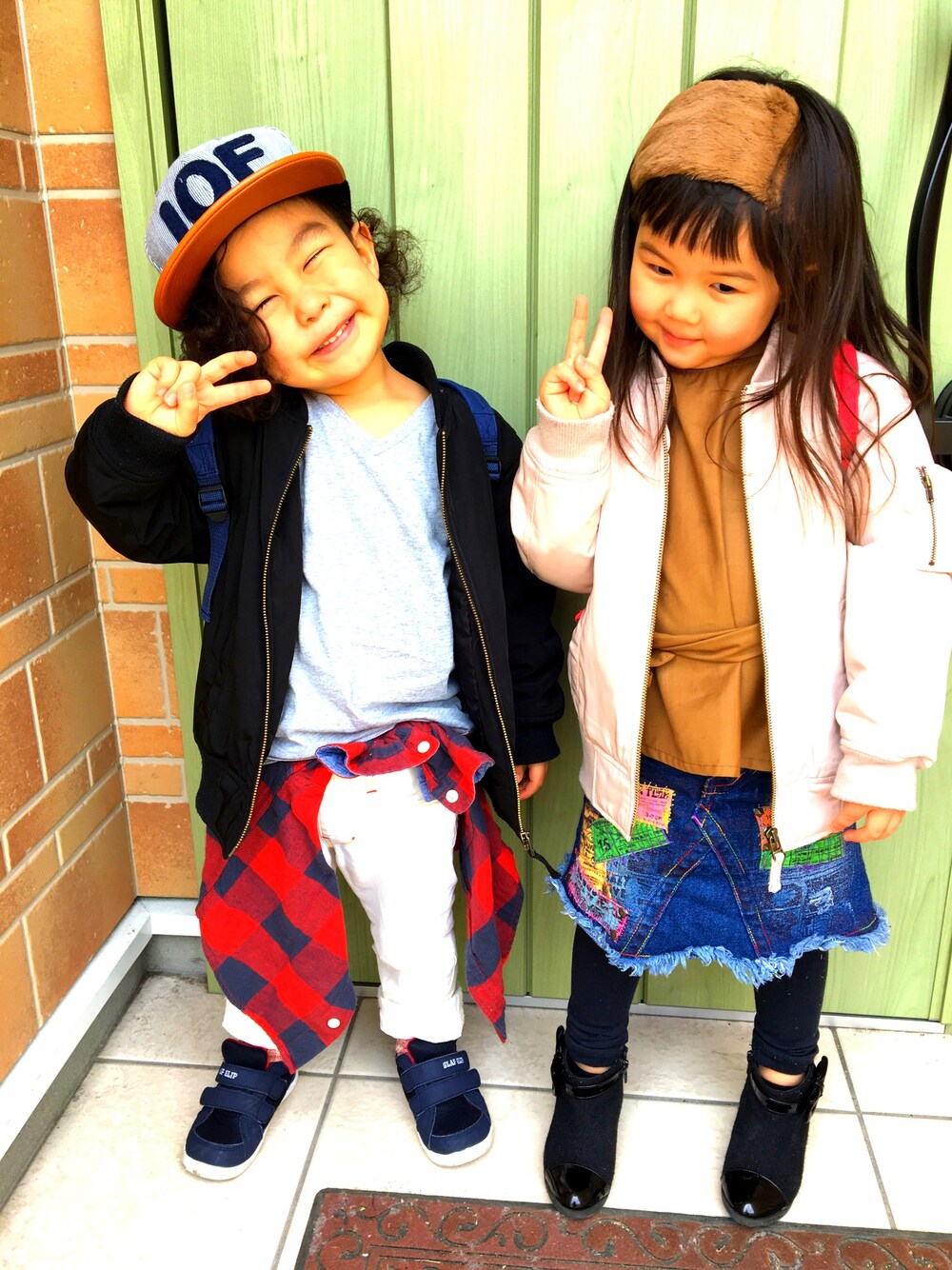 「男の子コーデ、女の子コーデ、ふたご、キャップ、ターバン、スニーカー、デニムスカート、しろパン、MA-1、キッズコーデ」｜「AZUL by moussyのオーガニックコットンVネック半袖T（Tシャツ/カットソー、グレー系）」を使った、にい★けいさん（キッズ・100cm）の冬コーディネートの1枚目の写真