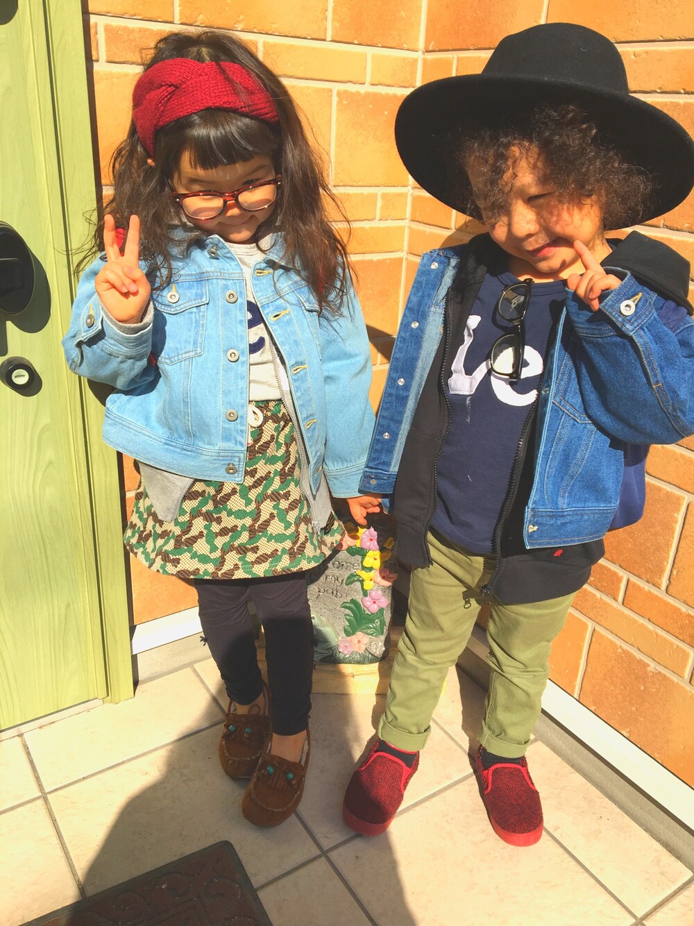 「カジュアルコーデ、男の子、女の子、Gジャン、GU、はるコーデ、LEE、ダテメガネ、パーカー」｜「BREEZEのアイテム（シューズ、レッド系）」を使った、にい★けいさん（キッズ・100cm）の春コーディネートの1枚目の写真