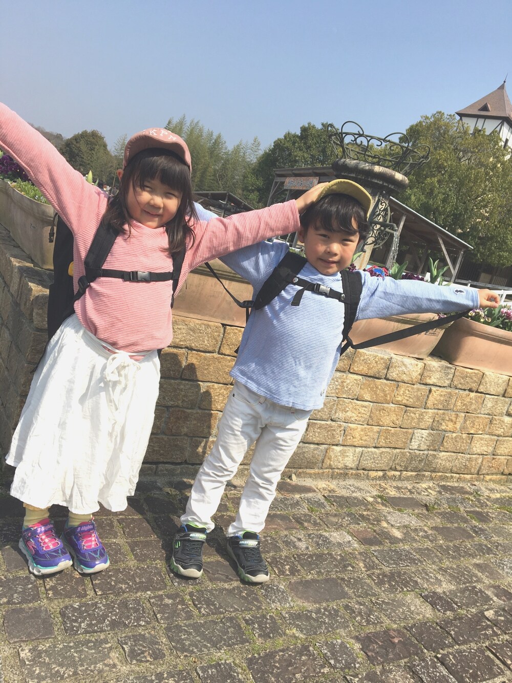 「ワッフル、ホワイトパンツ、リュック、キャップ、靴下×スニーカー、スニーカー、スケッチャーズ、双子、ホワイトスカート、はるコーデ」｜「BREEZEのシワ加工ローライズパンツ(10分丈)（デニムパンツ、ホワイト系）」を使った、にい★けいさん（キッズ・100cm）の春コーディネートの1枚目の写真