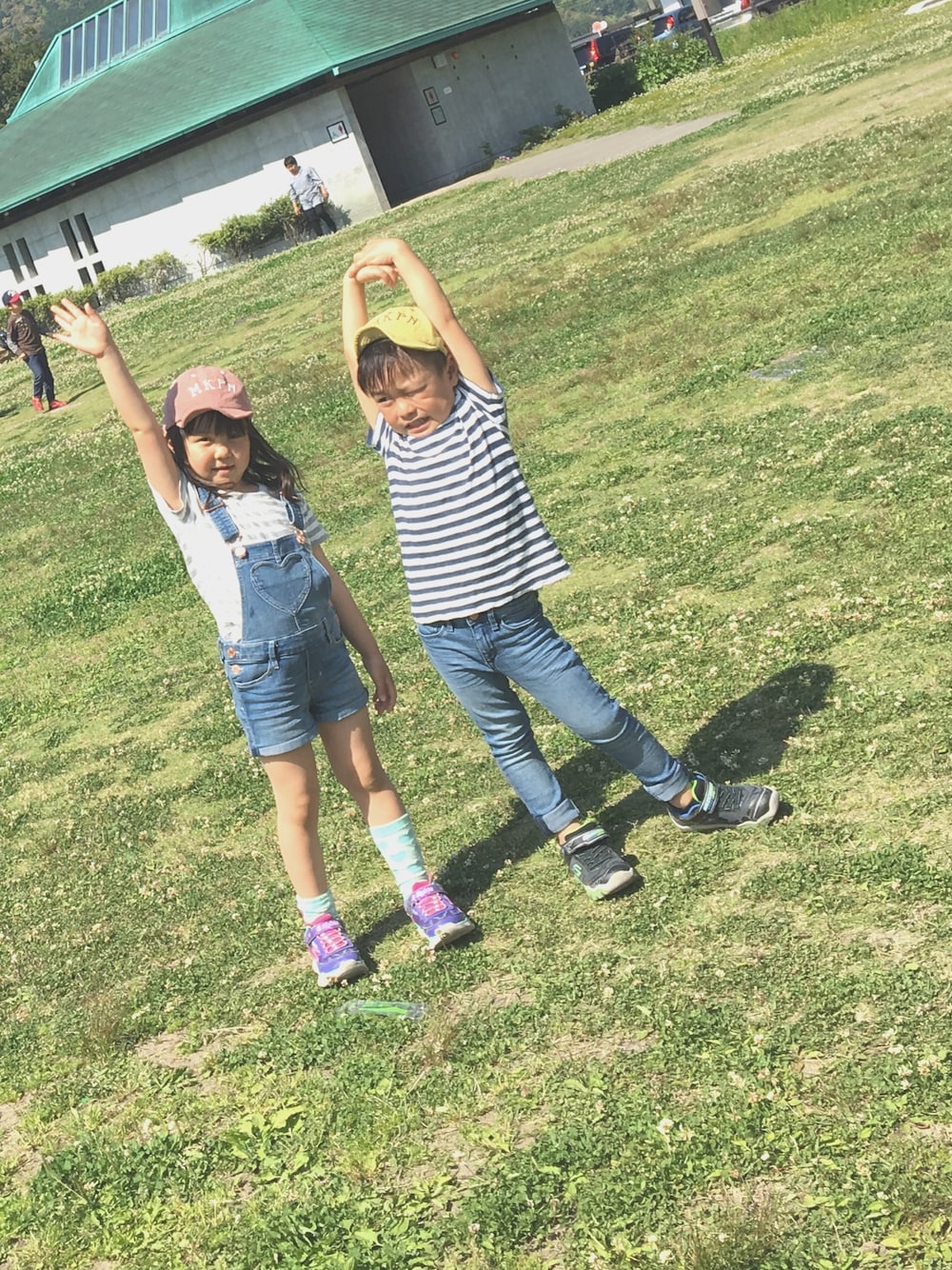 「ボーダー、デニム、キッズファッション、シンプル、5歳、おしゃれさんと繋がりたい、サロペット、リンクコーデ、公園、kids」｜「無印良品のアイテム（Tシャツ/カットソー、ホワイト系）」を使った、にい★けいさん（キッズ・100cm）の春コーディネートの1枚目の写真