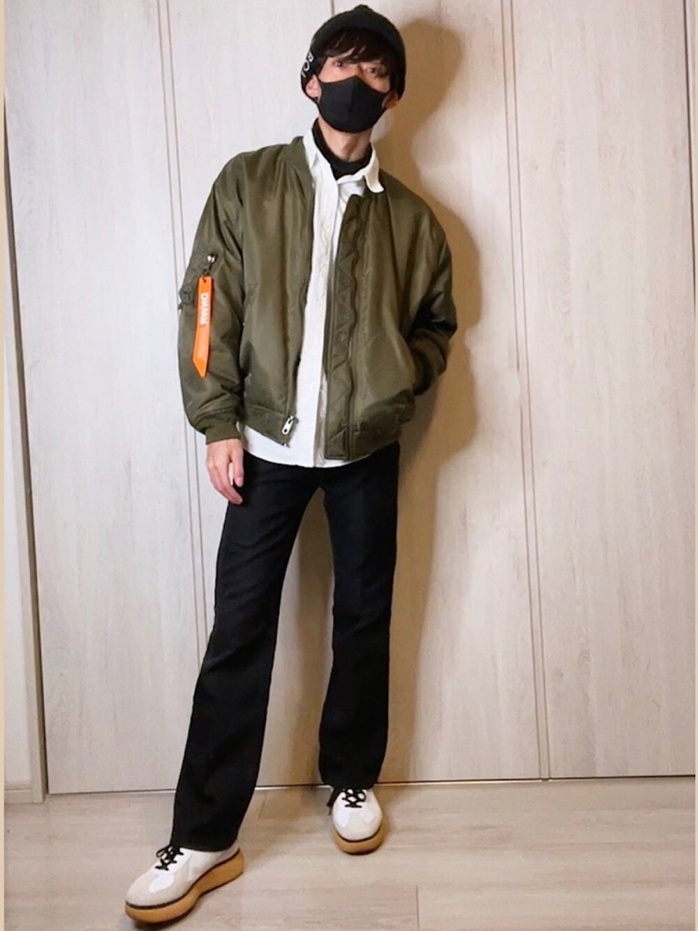 「BOYLONDON、ZARA MAN、ZARA、Onitsuka Tiger、Wrangler、UNIQLOコーデ、UNIQLO、MA-1、ハイネック、白シャツ」｜「ZARAのアイテム（MA-1、グリーン系）」を使った、RYOさん（メンズ・180cm）の冬コーディネートの1枚目の写真