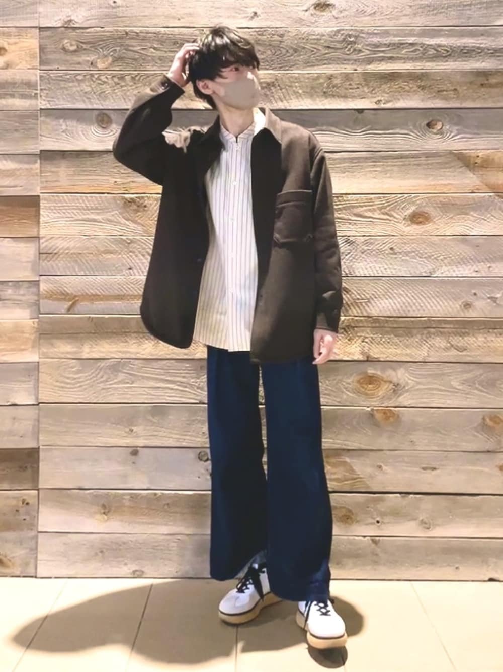 「UNIQLO、UNITED TOKYO、Onitsuka Tiger、ワイドデニム、ノーカラーシャツ、ワイドパンツ デニム、ワイドパンツ×スニーカー、ZARA MAN、STUDIOUS、ビックシルエット」｜「UNIQLOのアイテム（ブルゾン、ブラウン系）」を使った、RYOさん（メンズ・180cm）の冬コーディネートの1枚目の写真