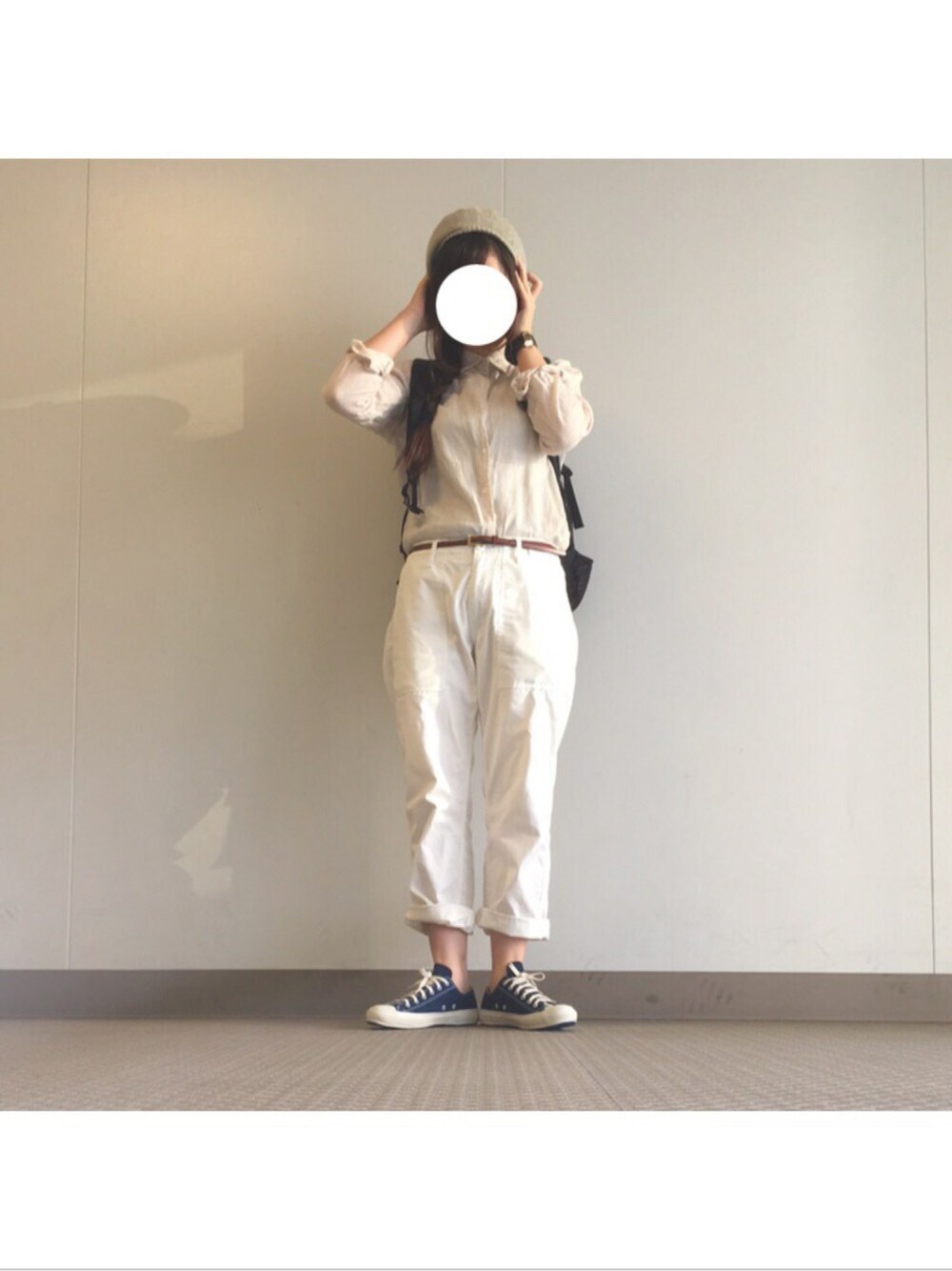 「ワントーンコーデ、ムーンスター、大人カジュアル、UNIQLO、リネンシャツ、淡色コーデ、オールホワイト、mature ha、ベレー帽、黒リュック」｜「mature ha.のアイテム（ハンチング/ベレー帽、ベージュ系）」を使った、zzzさん（レディース・157cm）の秋コーディネートの1枚目の写真