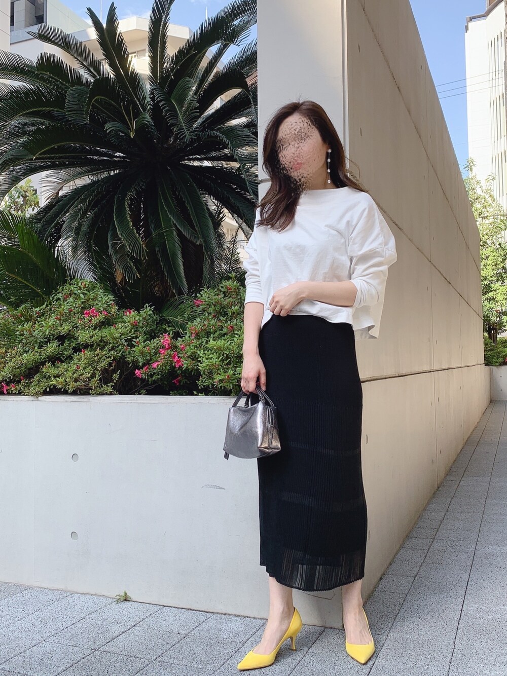 「春夏コーデ、シンプルコーデ、ラクチンコーデ、お洒落さんとつながりたい、オトナカジュアル、おうち時間、ロングスカート、プチプラコーデ、きれいめカジュアル、シルバーバッグ」｜「LE CIEL BLEUのアイテム（スカート、ブラック系）」を使った、riiiさん（レディース・155cm）の春コーディネートの1枚目の写真