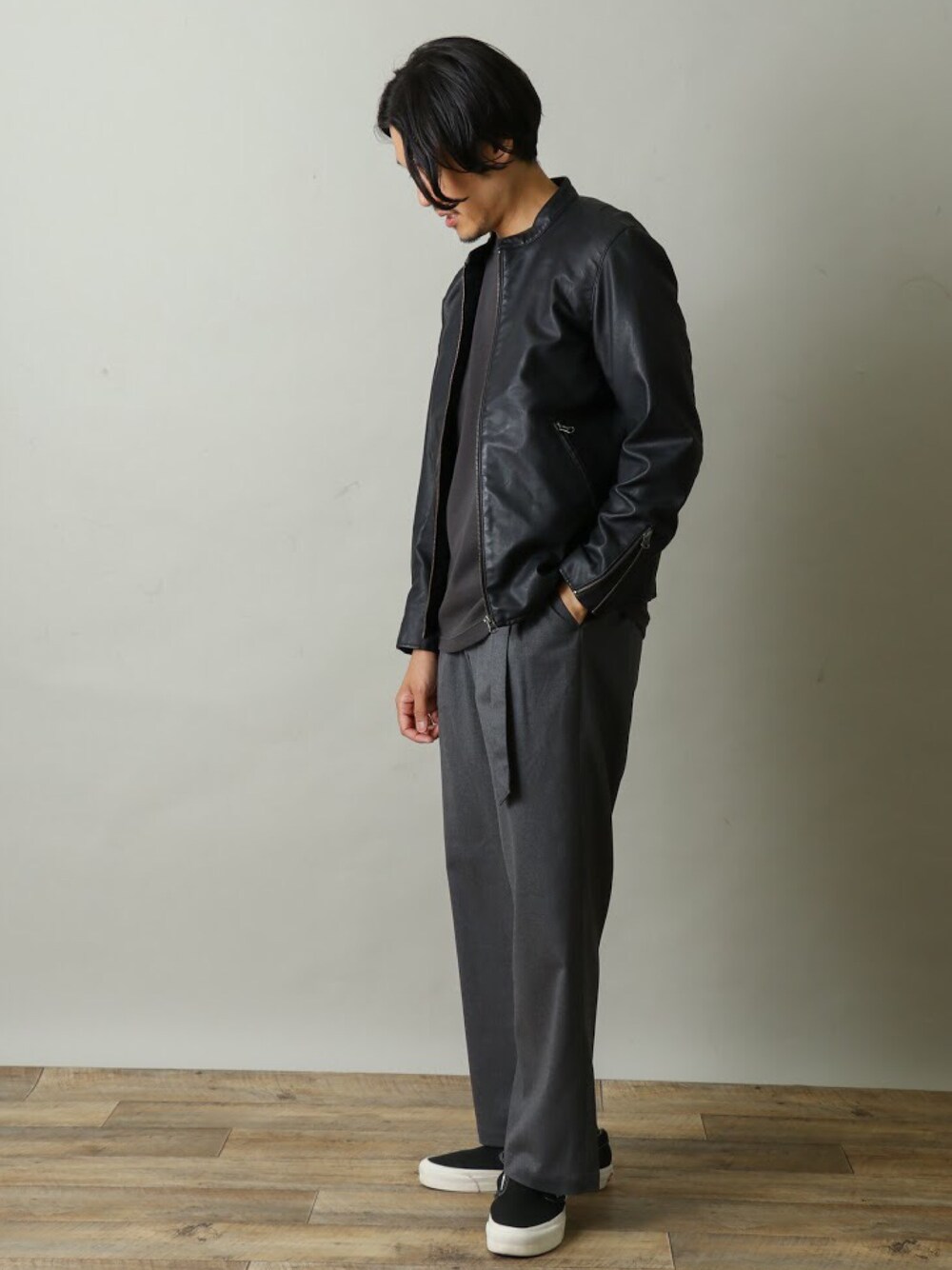 ブラック系のライダースジャケット、ブラック系のTシャツ/カットソー、グレー系のその他パンツを着用したメンズの夏コーディネートの1枚目の写真