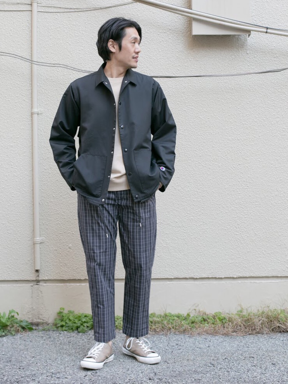 「カジュアル、トレーナー、スニーカーコーデ、コーチジャケット、チェックパンツ、Champion、Champion別注、ストリートMIX、URBAN RESEARCH DOORS、Moonstar」｜「ChampionのChampion × Mt Design 3776　別注コーチジャケット（その他アウター、ブラック系）」を使った、Taniさん（メンズ・172cm）の冬コーディネートの1枚目の写真