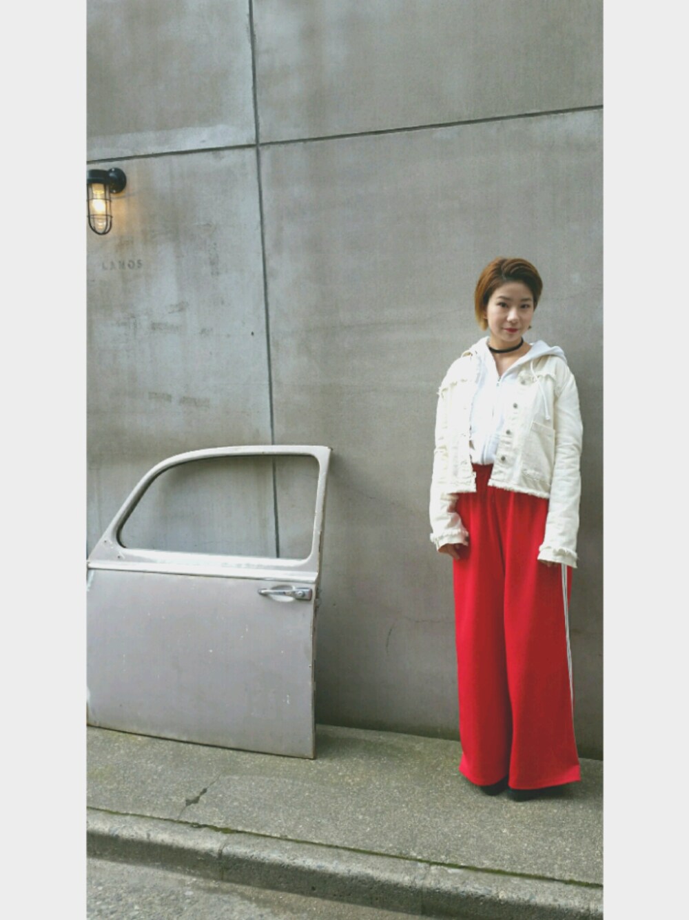 「はるコーデ、休日スタイル、outfit、ジャージ、白、ジージャン、チョーカー、カジュアル、ラフ、パーカー」｜「ZARAのアイテム（デニムジャケット、ホワイト系）」を使った、hashiさん（レディース・156cm）の春コーディネートの1枚目の写真